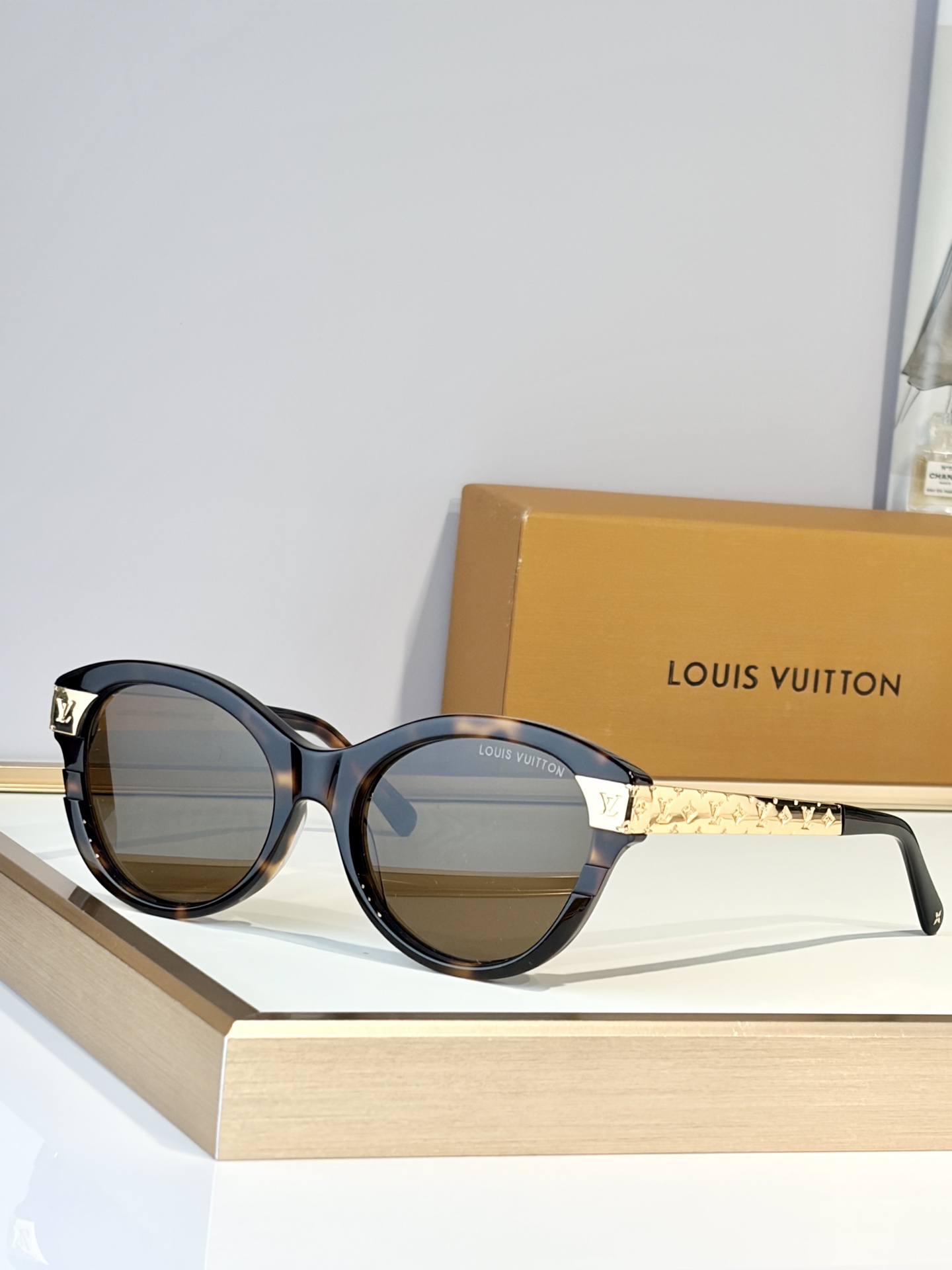 LOUIS VUITTO*MODEL：Z1857 SIZE：55口19-145