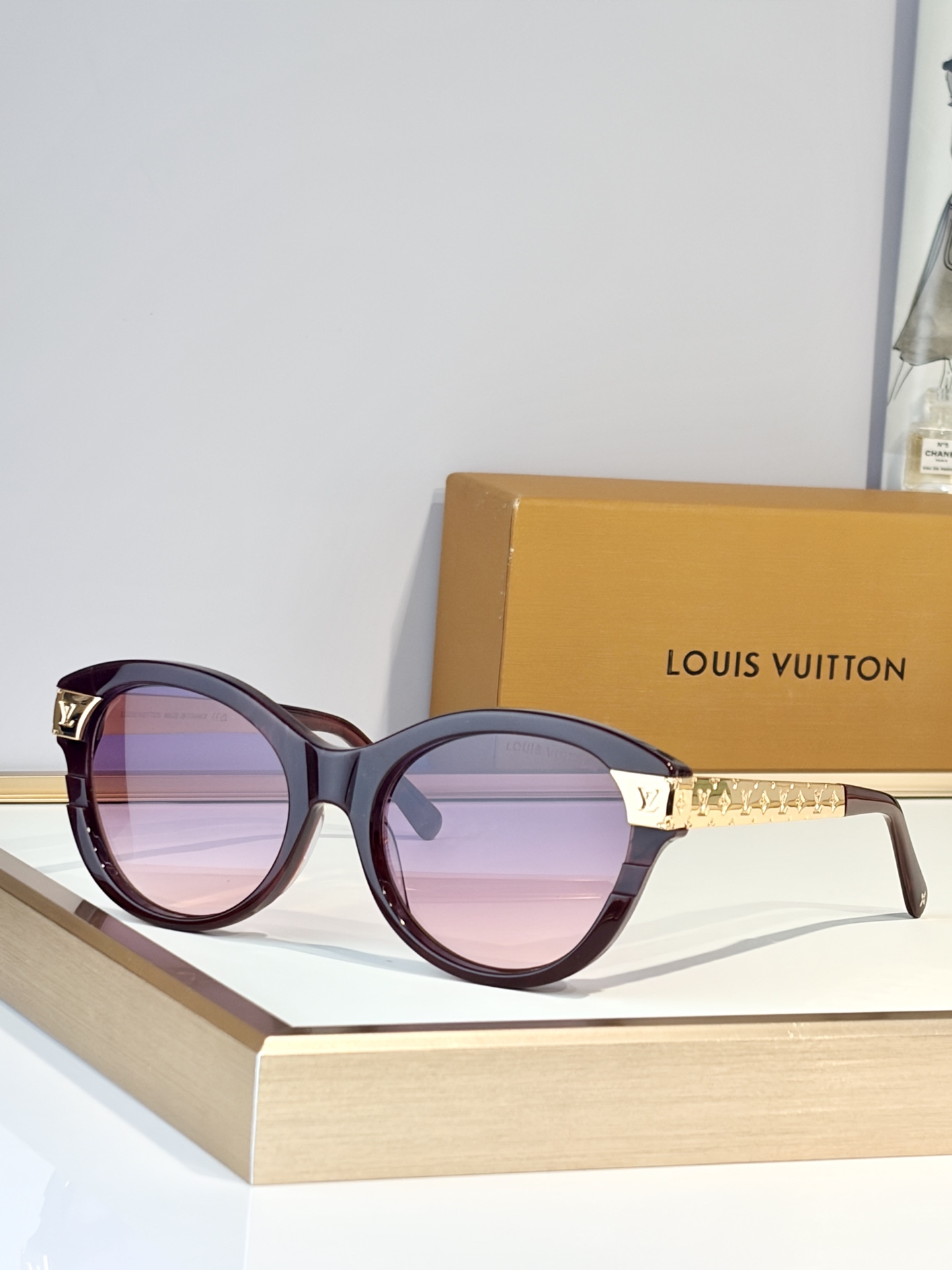 LOUIS VUITTO*MODEL：Z1857 SIZE：55口19-145