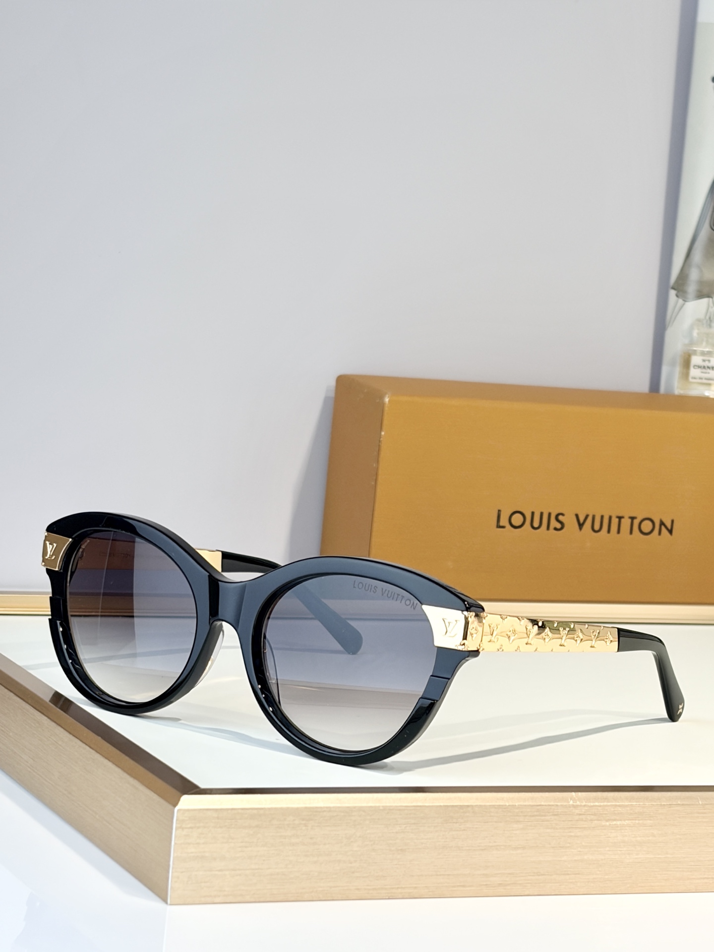 LOUIS VUITTO*MODEL：Z1857 SIZE：55口19-145