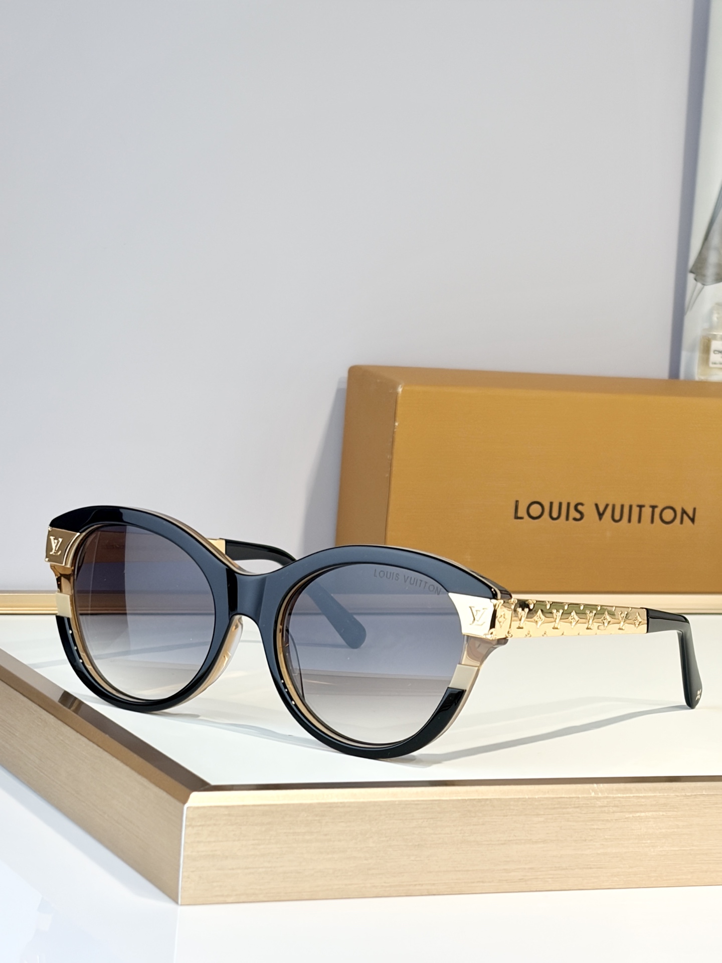 LOUIS VUITTO*MODEL：Z1857 SIZE：55口19-145