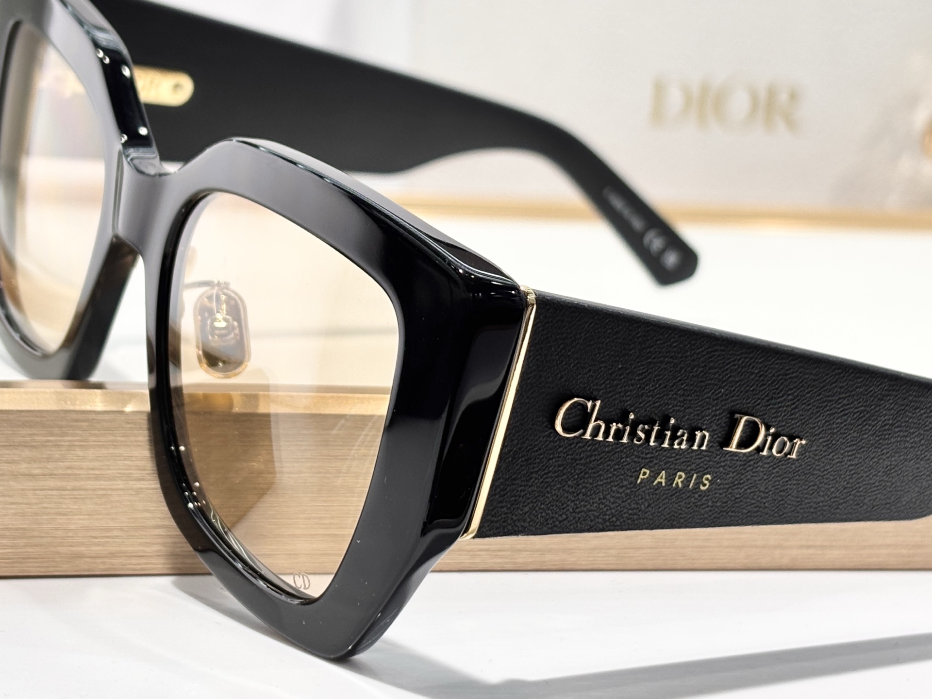DIO*Oversized MOD：DiorOmbre S2FSize：53口19 145