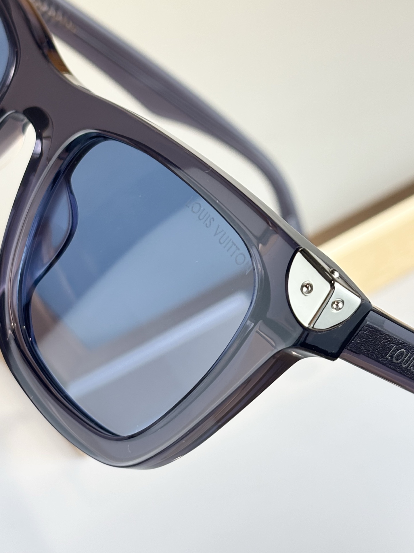 LOUIS VUITTO* MOD：Z3158U Size：52口24-145 
