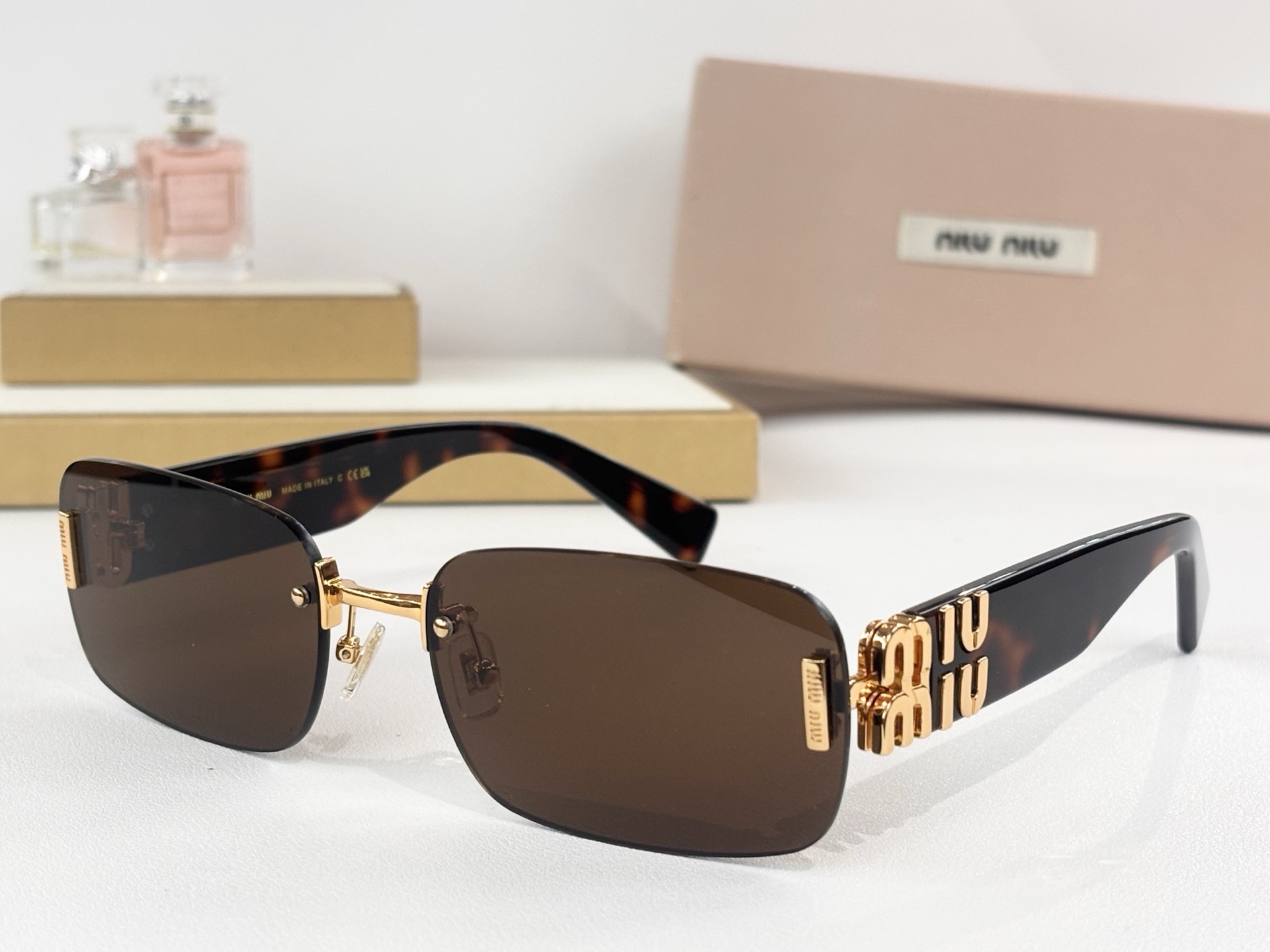MIUMIU MOD：MU 168AV Size：62口19-140 