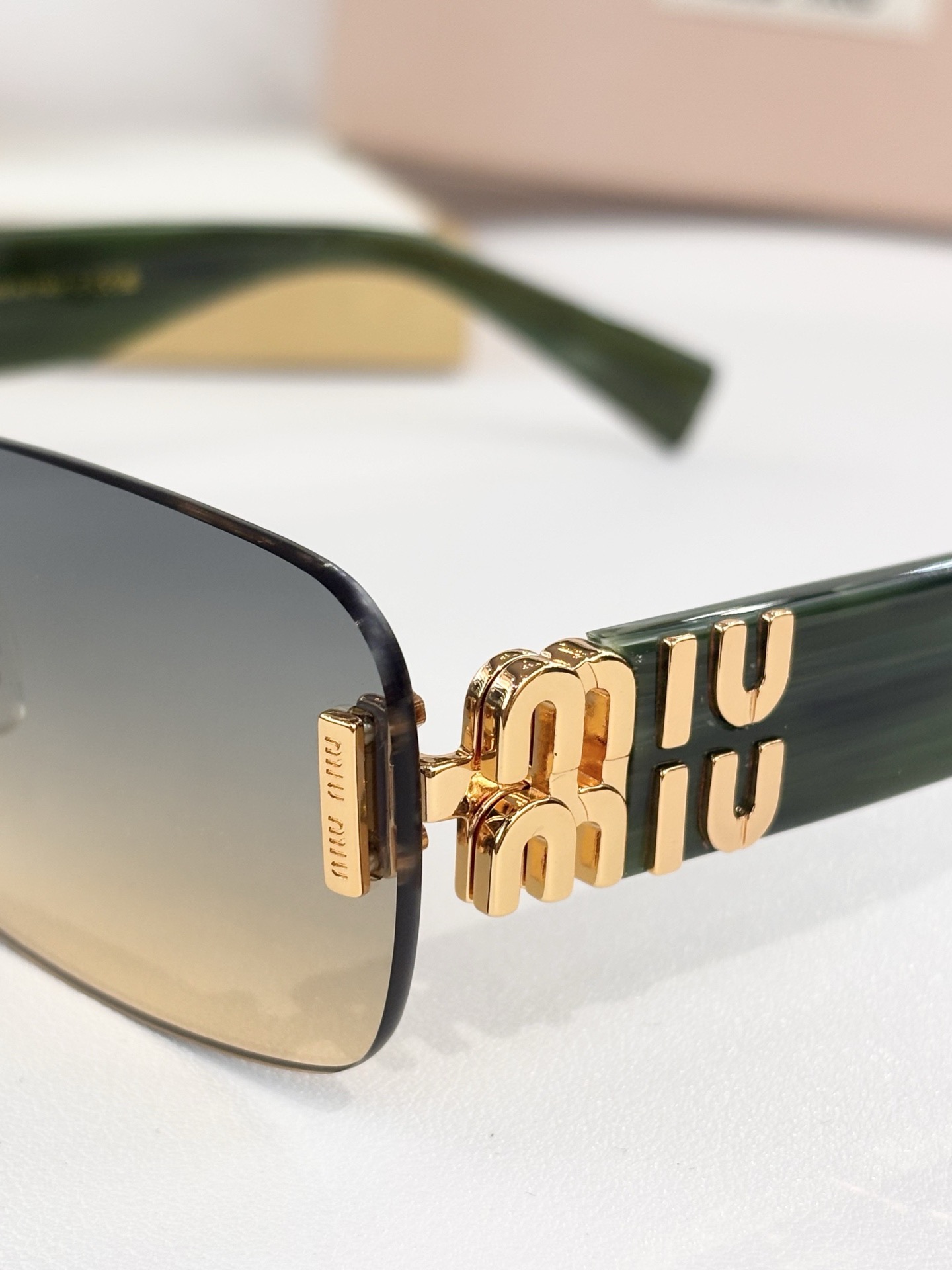 MIUMIU MOD：MU 168AV Size：62口19-140 