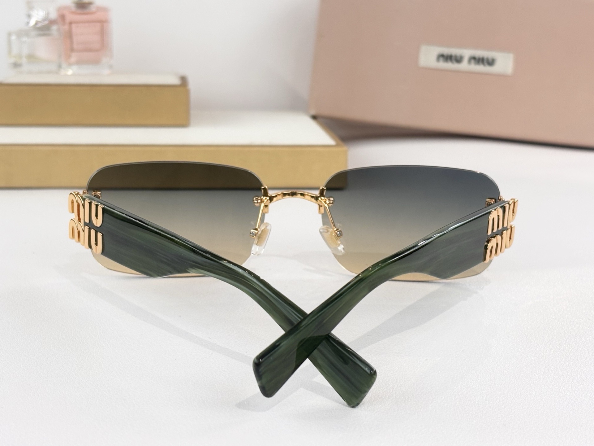 MIUMIU MOD：MU 168AV Size：62口19-140 
