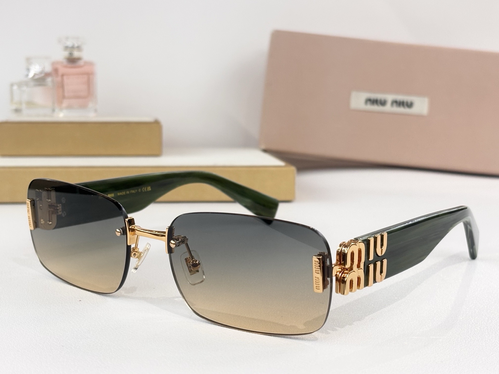 MIUMIU MOD：MU 168AV Size：62口19-140 