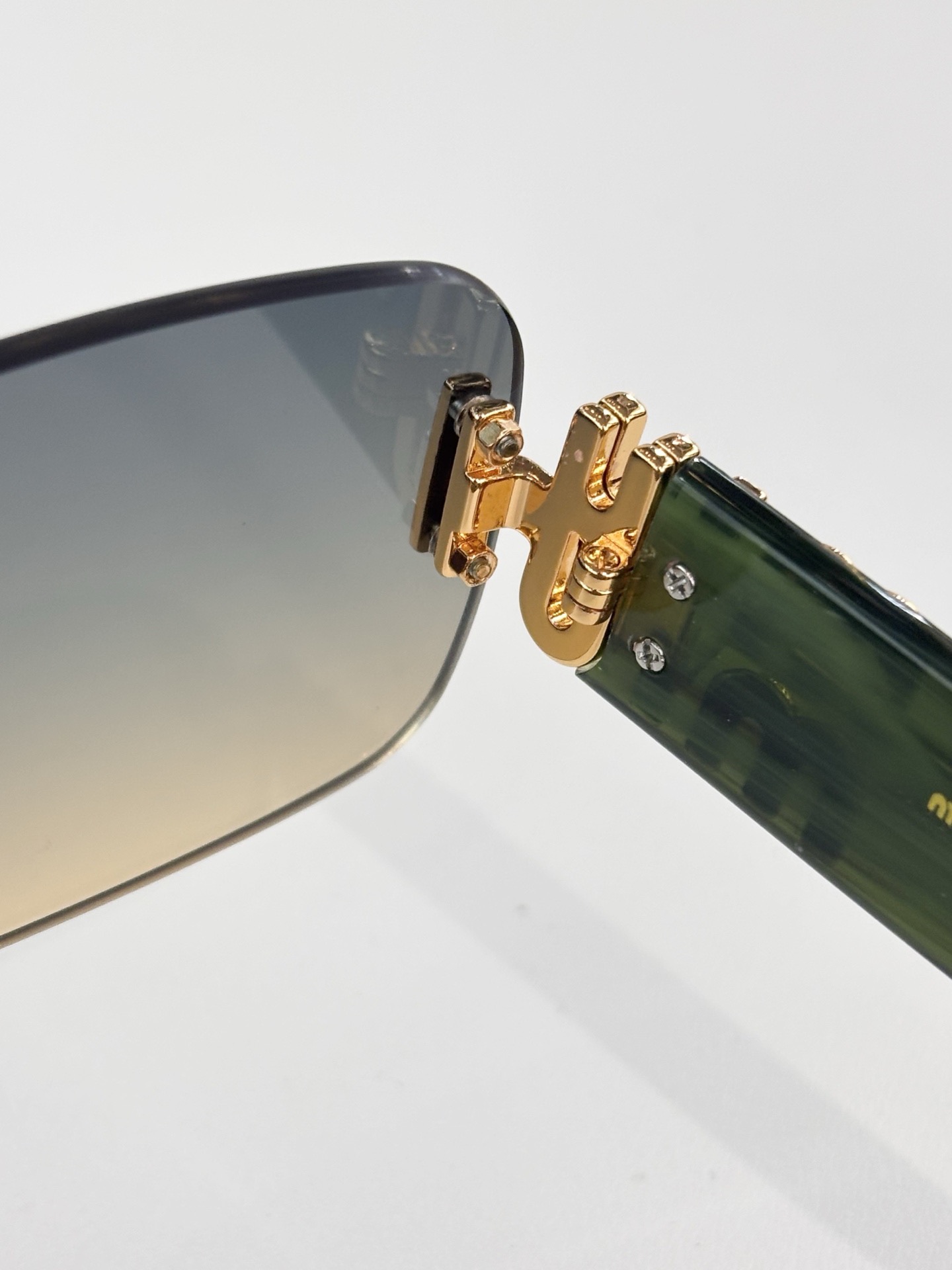 MIUMIU MOD：MU 168AV Size：62口19-140 