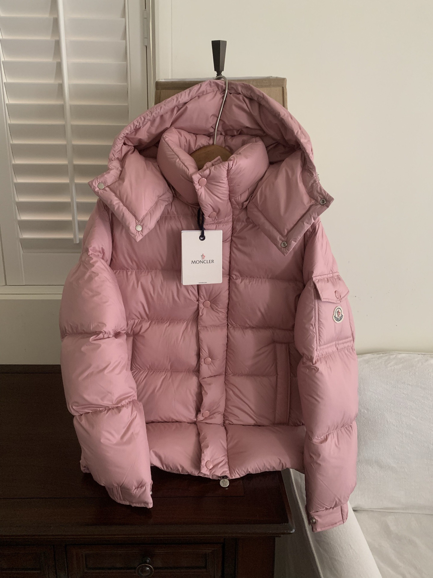 干枯玫瑰细节.
Moncler盟可睐Maya系列
玛雅雾面哑光FW25 70周年徽标羽绒服
同步官网25年新配色
填充:90白鹅绒