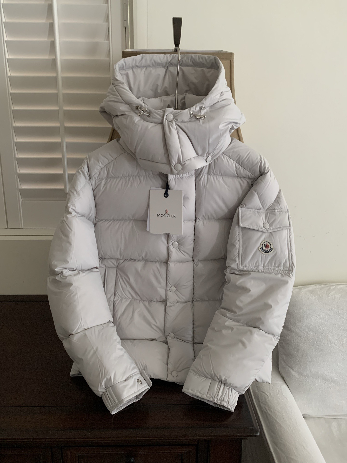 珍珠灰细节.
Moncler盟可睐Maya系列
玛雅雾面哑光FW25 70周年徽标羽绒服
同步官网25年新配色
填充:90白鹅绒