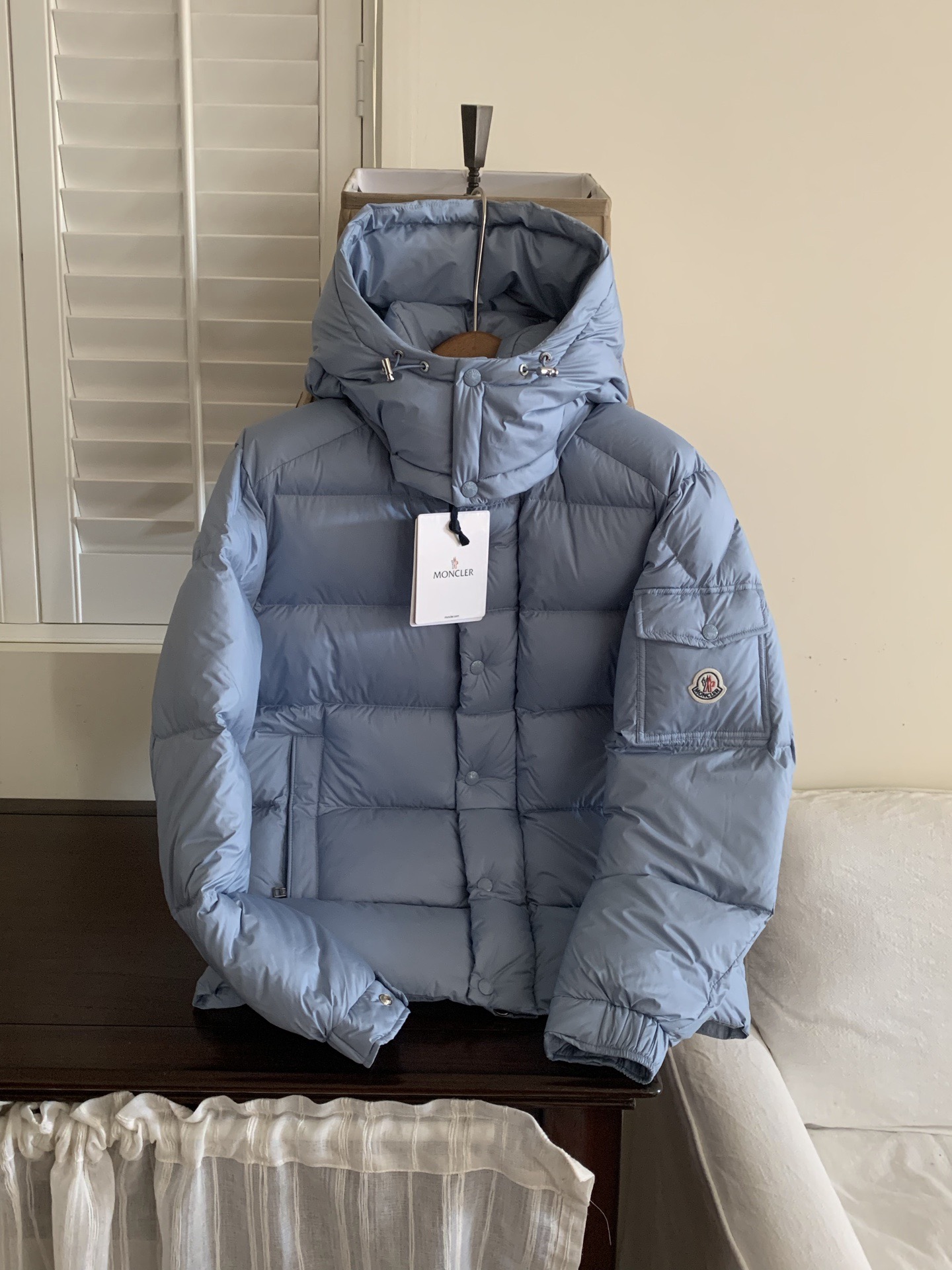 雾霾蓝细节.
Moncler盟可睐Maya系列
玛雅雾面哑光FW25 70周年徽标羽绒服
同步官网25年新配色
填充:90白鹅绒