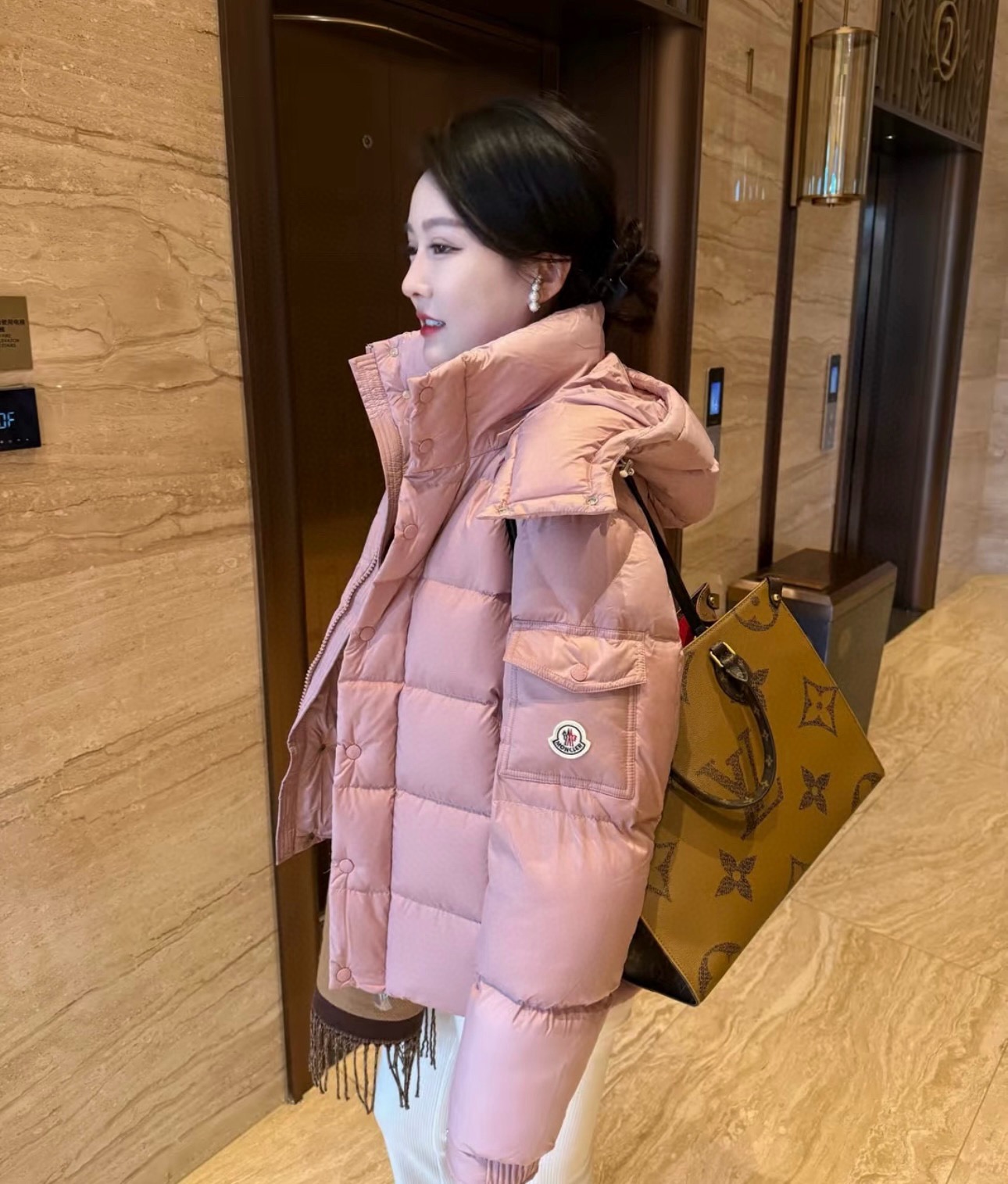 种草图.
Moncler盟可睐Maya系列
玛雅雾面哑光FW25 70周年徽标羽绒服
同步官网25年新配色
填充:90白鹅绒