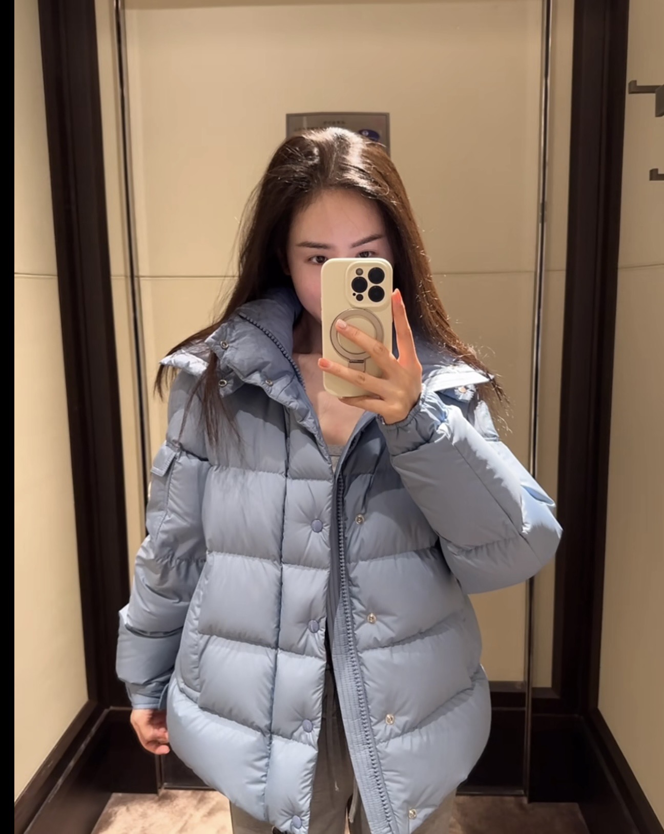 种草图.
Moncler盟可睐Maya系列
玛雅雾面哑光FW25 70周年徽标羽绒服
同步官网25年新配色
填充:90白鹅绒