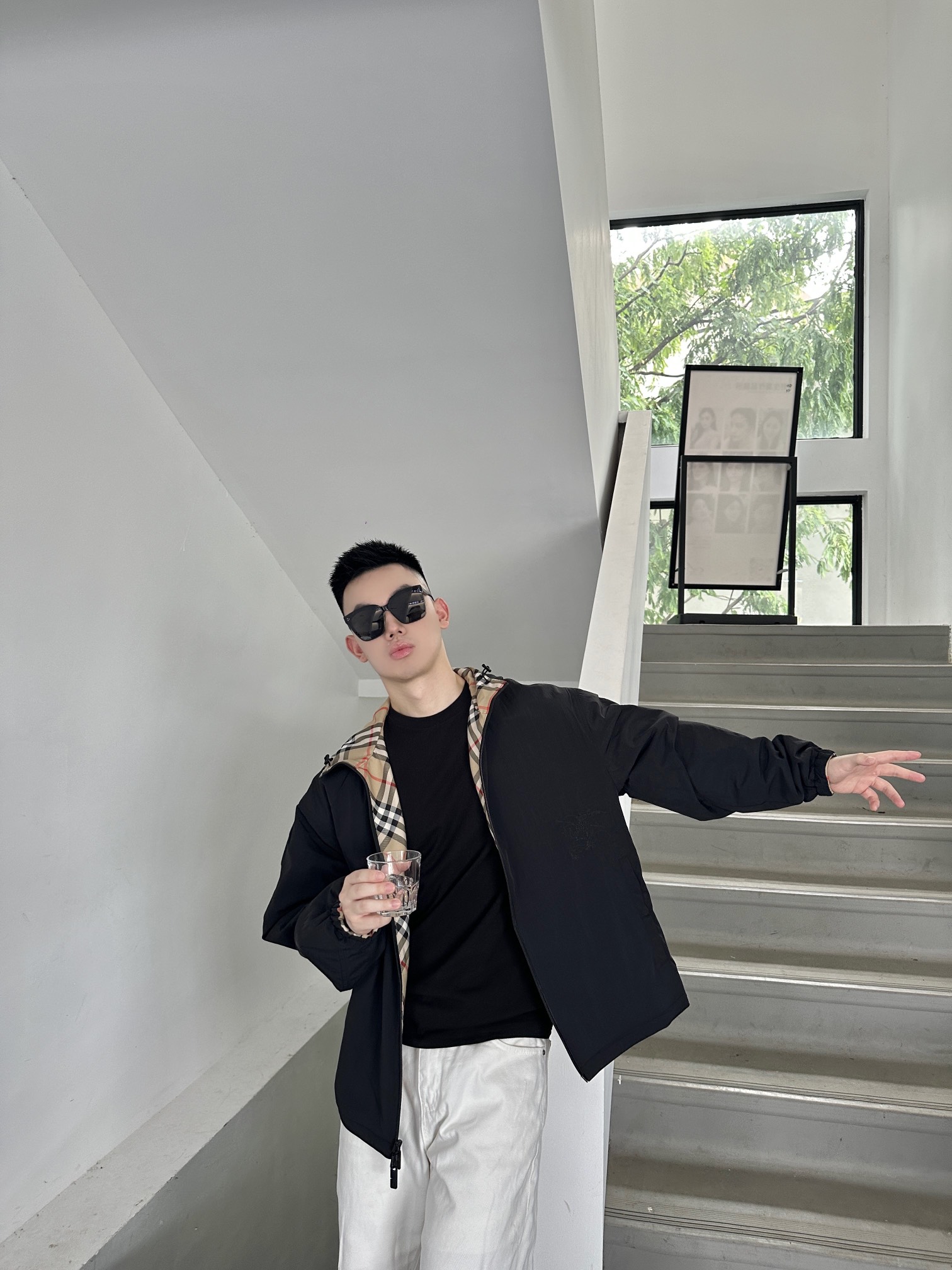 NO:514345,.24FW Burberry plaid double-sided jacket The original is customized after disassembly and is made of cotton, polyester, and braided. Different fabrics have different characteristics, such as cotton fabrics with good breathability and strong moisture absorption; polyester fabrics are wear-resistant and easy to manage. They are matched with drawstrings and hooded, and present a casual style, without obvious waist-hugging or expansion design. Suitable for wearers of all figures, especially men who want to create a casual and natural style. Suitable for daily casual, outdoor activities and other occasions, it can be matched with jeans or casual pants. The most prominent feature of double-sided wearable double-sided jacket is its double-sided design, one side is a classic plaid pattern and the other side is a solid-color embroidery pattern, which realizes the practicality of 'one dress and two wears', which not only saves wardrobe space, but also increases the diversity of outfits. The double-sided jacket needs higher craftsmanship during the production process to ensure that both sides can remain flat and beautiful. At the same time, the stitching should be fine and firm to ensure the durability of the jacket. SIZE:S M L XL Model 170.150 catties. It is suitable for wearing M size, burberry, jeans, jackets & coats, hats, alexander wang19860909.24FW Burberry格纹双面夹克 原版拆解后定制、 由 棉、涤纶、编织而成 不同的面料具有不同的特点,如棉质面料透气性好、吸湿性强；涤纶面料耐磨性好. 易打理. 搭配抽绳连帽、呈现休闲版型,没有明显的收腰或扩张设计 适合各种身材的穿着者,尤其是想要营造随性、自然风格的男性. 适合日常休闲、户外活动等场合,搭配牛仔裤或休闲裤均可 双面可穿格纹双面夹克最显著的特点就是其双面设计,一面为经典的格纹图案,另一面则是纯色刺绣图案,实现了“一衣两穿”的实用性,既节省了衣橱空间,又增加了穿搭的多样性. 工艺精湛双面夹克在制作过程中需要更高的工艺要求,以确保两面都能保持平整、美观.同时,缝合线要细密、牢固,以保证夹克的耐用性 SIZE:S M L XL 模特170.150斤 穿M码合适,,burberry,jeans,jackets & coats,hats,alexander wang,Men's clothing