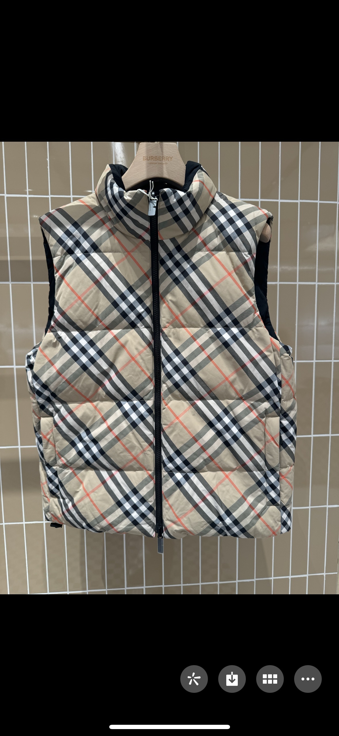 羽绒服-。24FW 格纹两面穿羽绒马甲双面两穿设计独特性与实用性:这款背心采用双面两穿设计,一面是经典格