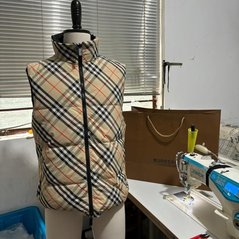 羽绒服-。24FW 格纹两面穿羽绒马甲双面两穿设计独特性与实用性:这款背心采用双面两穿设计,一面是经典格