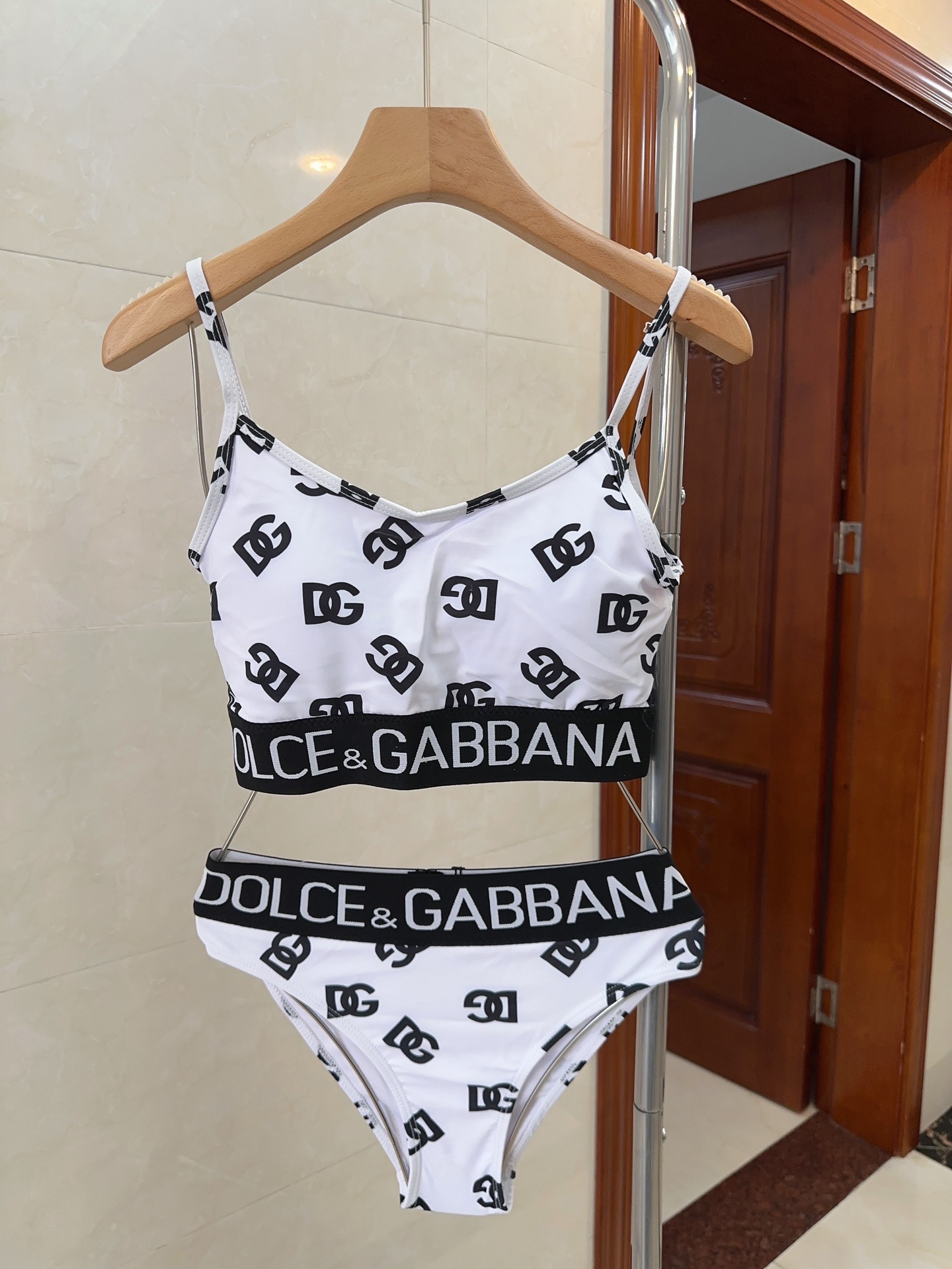 NO:287933,DG swimsuits are a must-have for fashion experts. Super body shape!  SML swimsuits, swimming trunks, bikini, swimsuits, swimming trunks, bikinis19860909DG泳衣,时尚达人必备.超级显身材！SML泳衣,泳裤,比基尼,泳衣，泳裤，比基尼,swimsuits,bikinis,accessory