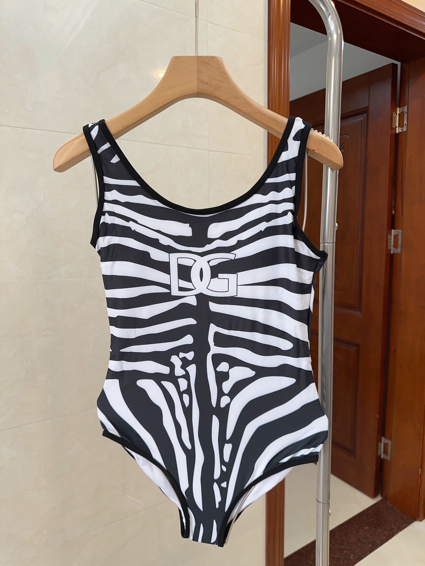 NO:287945,DG swimsuits are a must-have for fashion experts. Super body shape!  SML swimsuits, swimming trunks, bikini, swimsuits, swimming trunks, bikinis19860909DG泳衣,时尚达人必备.超级显身材！SML泳衣,泳裤,比基尼,泳衣，泳裤，比基尼,swimsuits,bikinis,accessory