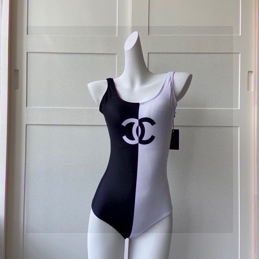 Chanel春夏款这是什么神仙泳衣[鼓掌]黑白拼色过分优雅！还可以作为内搭来穿上身显瘦！SML