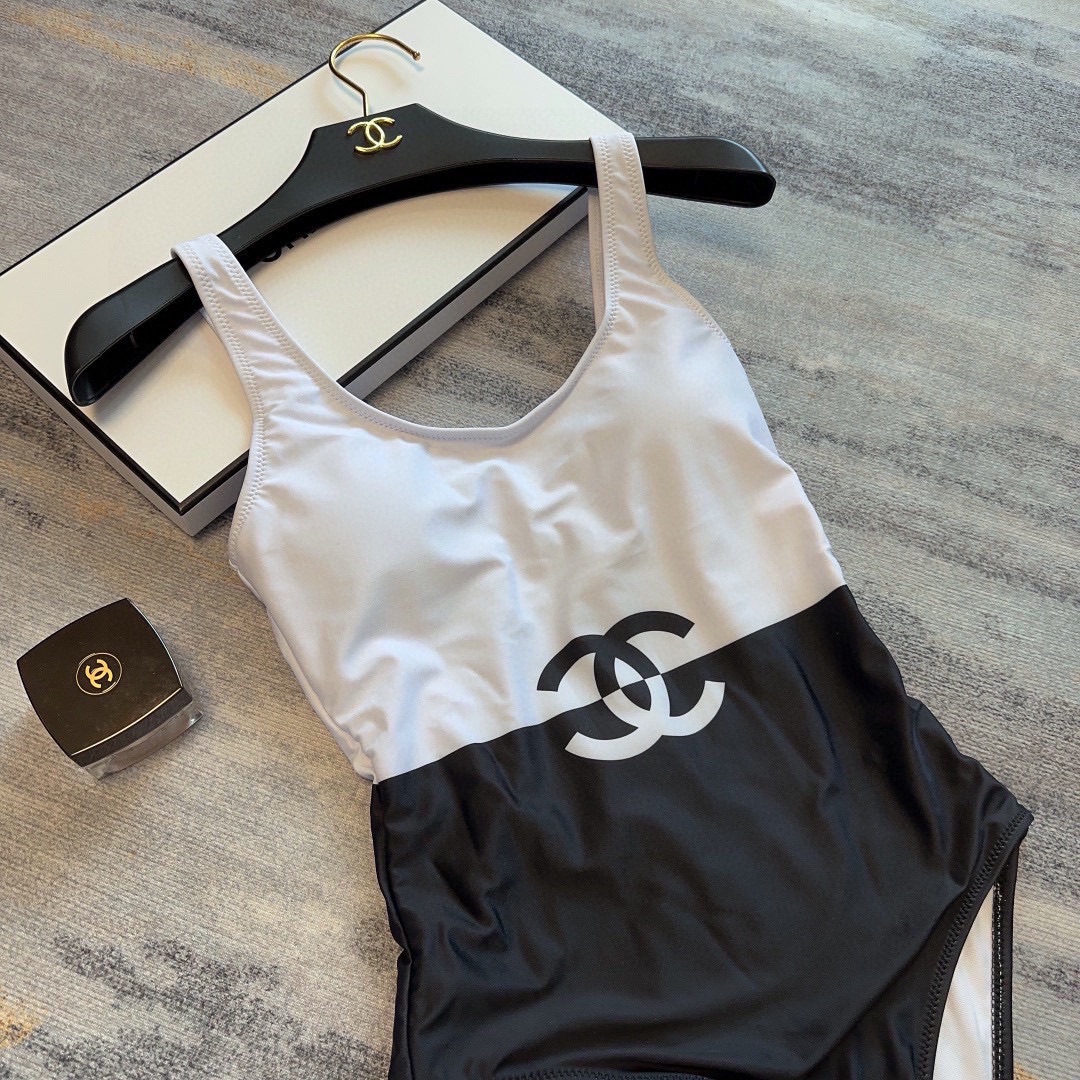 Chanel春夏款这是什么神仙泳衣[鼓掌]黑白拼色过分优雅！还可以作为内搭来穿上身显瘦！SML
