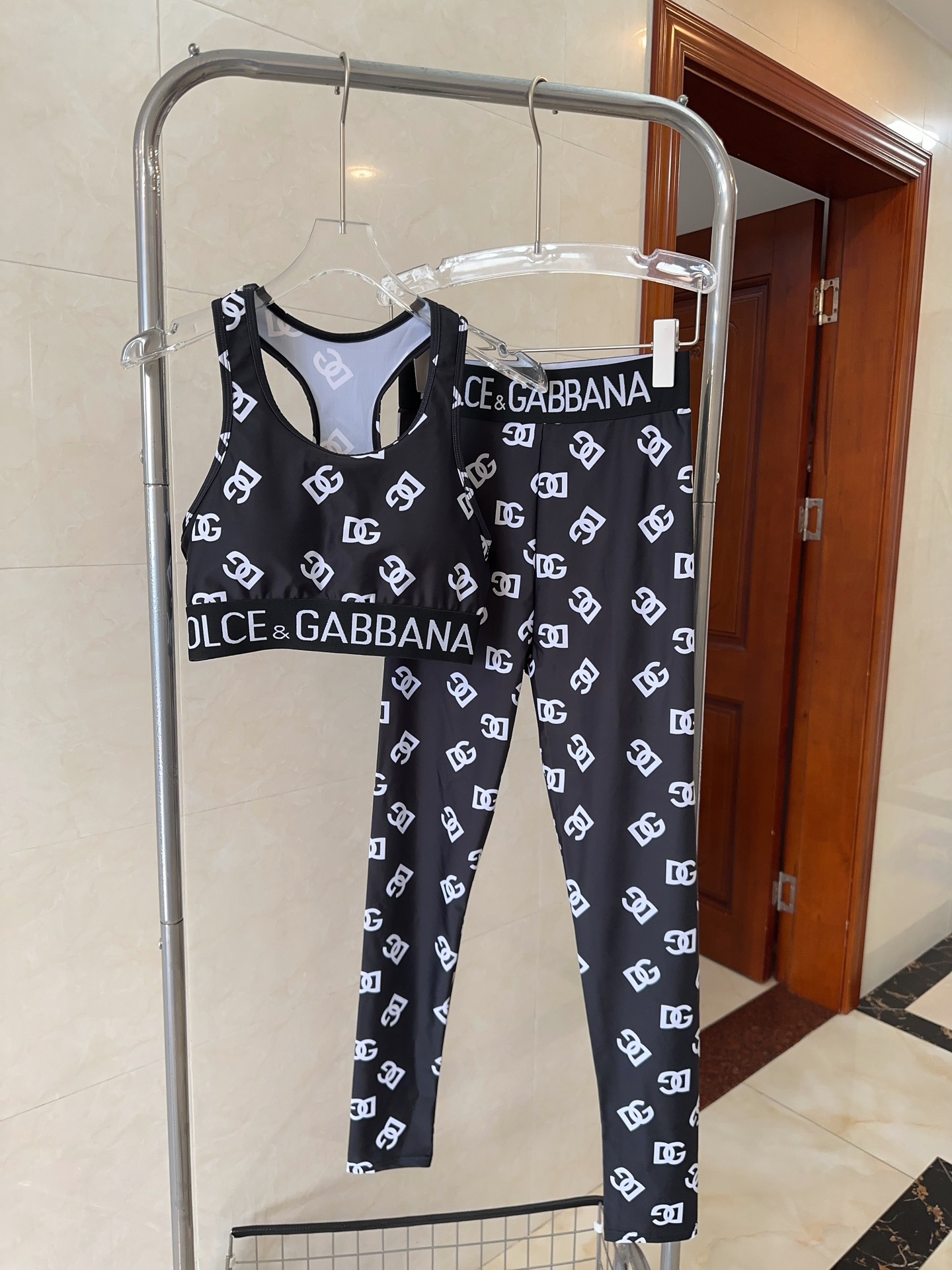 NO:289373,DG's new high elastic fitness short yoga suit sports suit~slim fit and lifting hips to make your legs S M L swimsuits and swimsuits bikini, swimsuits, swimsuits, bikinis, swimsuits, swimsuits, bikinis19860909DG新款高弹力健身短款瑜伽服运动套装~小背心修身提臀显瘦打底裤脚 S M L泳衣泳裤比基尼,泳衣，泳裤，比基尼,swimsuits,bikinis,accessory