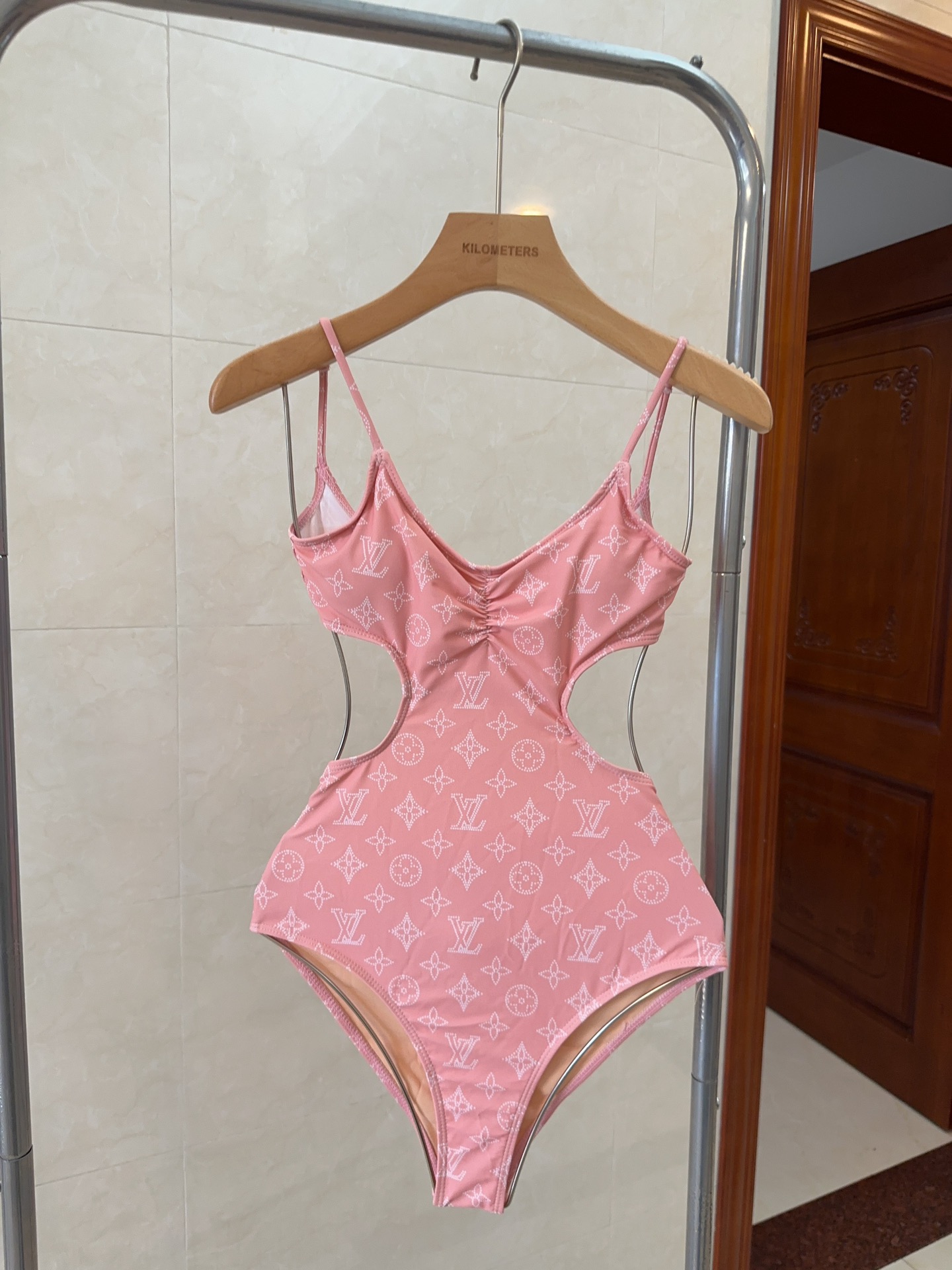 NO:289947,LV one-piece swimsuit, slim and beautiful on the upper body!  Wearing a very fashionable SML swimsuit swimsuit bikini, swimsuit, swimming trunks, bikini, louis vuitton, swimsuits, bikinis19860909LV连体泳衣,上身显瘦而且好看！穿着很洋气SML泳衣泳裤比基尼,泳衣，泳裤，比基尼,louis vuitton,swimsuits,bikinis,accessory