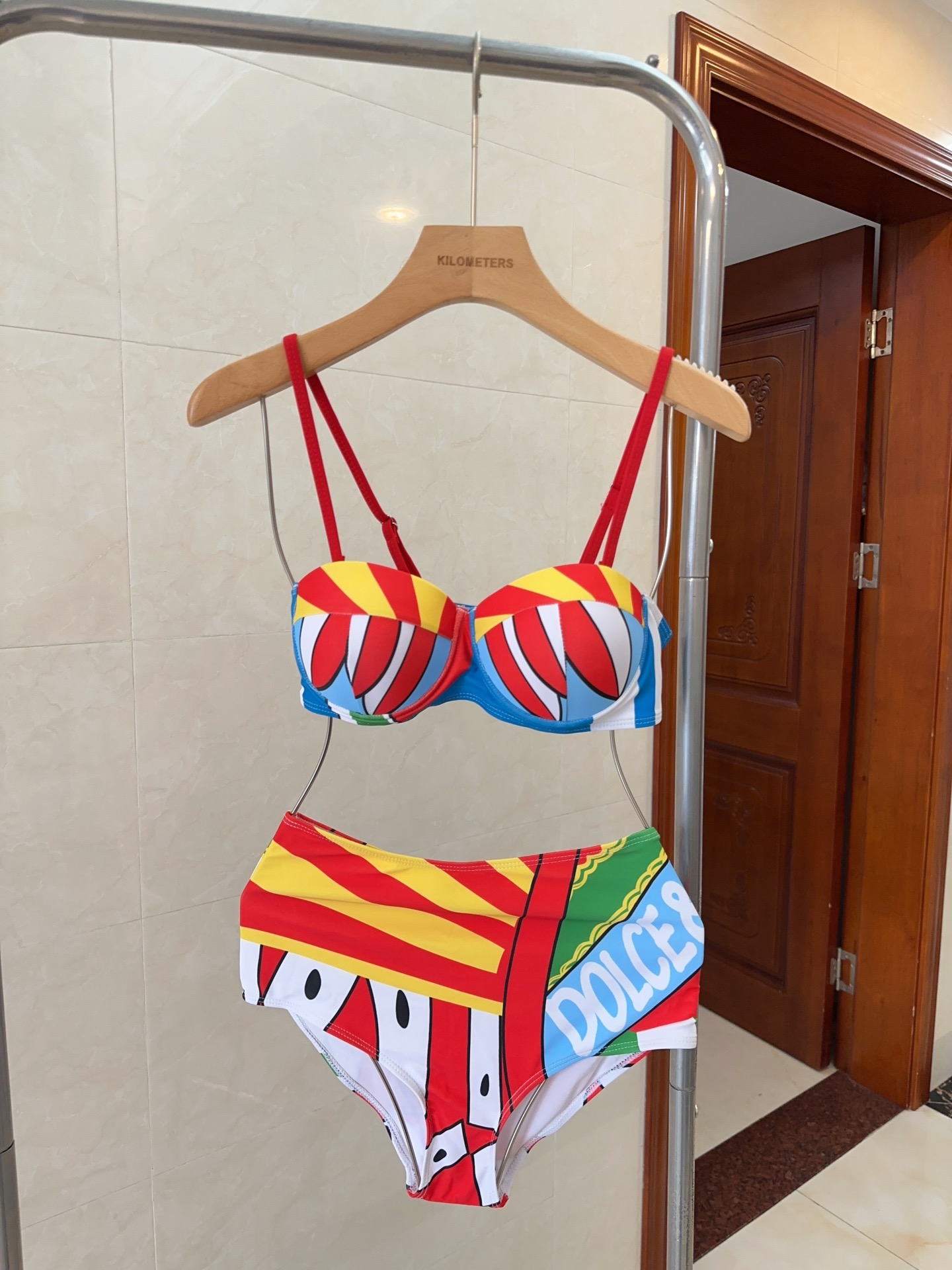 NO:289949,DG swimsuit, slim and beautiful on the upper body!  Wearing a very fashionable SML swimsuit, swimming trunk bikini, swimsuit, swimming trunk, bikini, swimsuits, bikinis19860909DG泳衣,上身显瘦而且好看！穿着很洋气SML泳衣泳裤比基尼,泳衣，泳裤，比基尼,swimsuits,bikinis,accessory