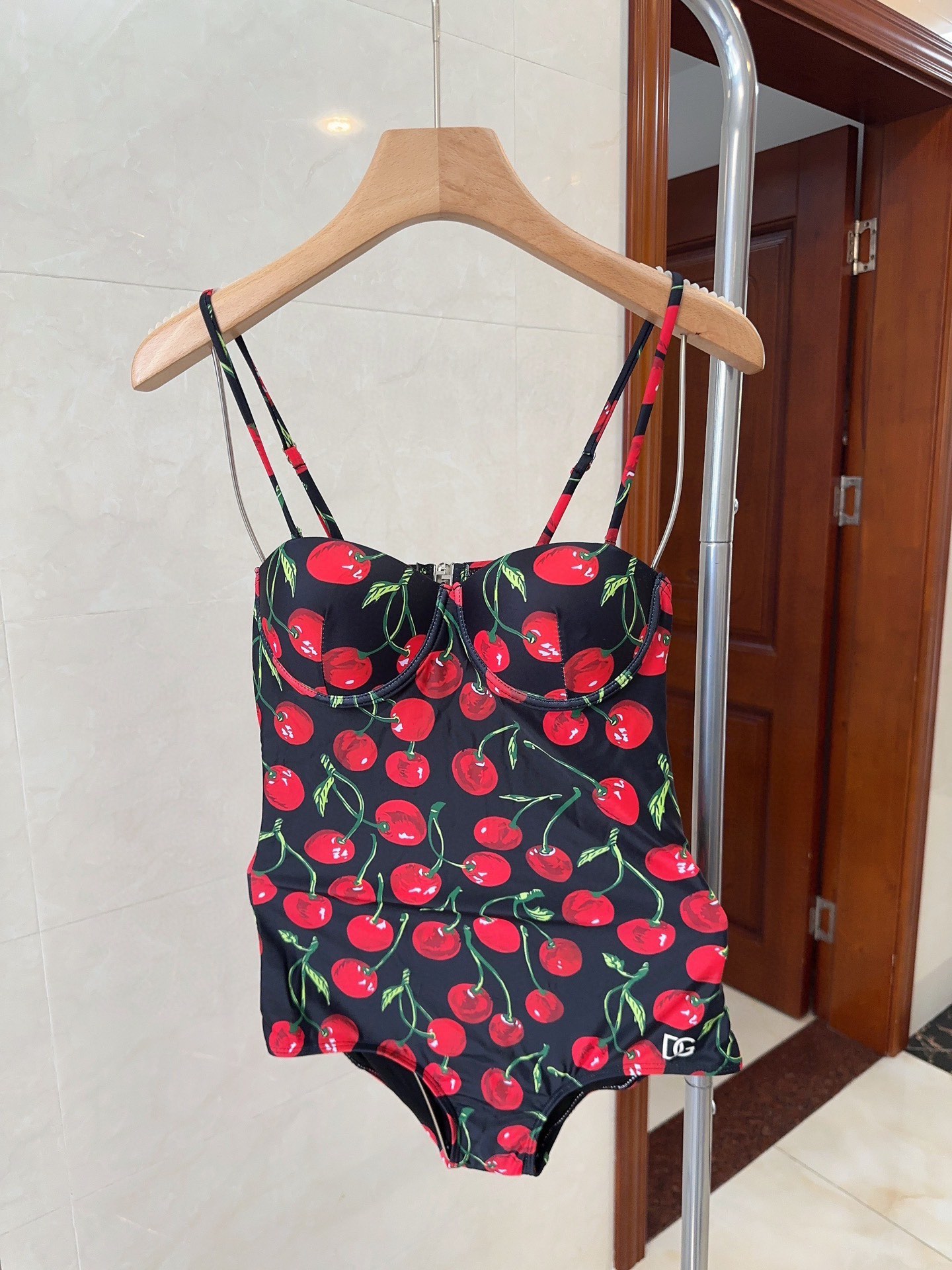 NO:290046,DG swimsuits, a must-have for fashionable trendy people!  The real thing is super good!  It's great to take photos on the beach!  SML swimsuits, swimsuits, swimsuits, bikinis, swimsuits, bikinis19860909DG泳衣,时尚潮人必备！实物超级好看！海边度假拍照超级好！SML泳衣泳裤比基尼,泳衣，泳裤，比基尼,swimsuits,bikinis,accessory
