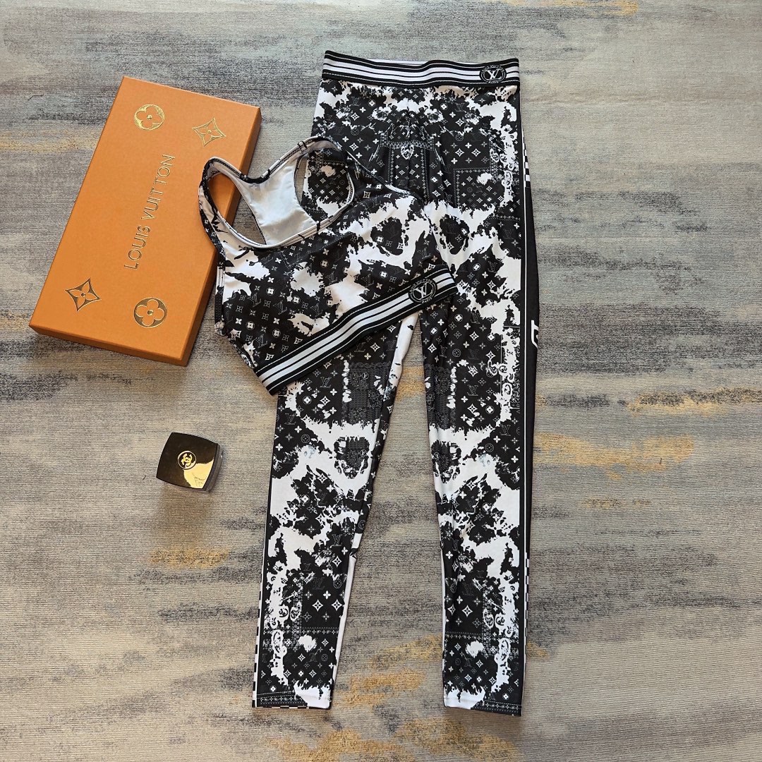 NO:290818,LV new high elastic fitness yoga suit sports suit~ logo webbing splicing reveals navel vest   slim buttock lifts to make you look slim leggings, SML swimsuits, swimsuits, swimsuits, swimsuits, bikinis, louis vuitton, swimsuits, bikinis19860909LV新款高弹力健身瑜伽服运动套装~logo织带拼接露肚脐小背心 修身提臀显瘦打底裤,SML泳衣泳裤比基尼,泳衣，泳裤，比基尼,louis vuitton,swimsuits,bikinis,accessory