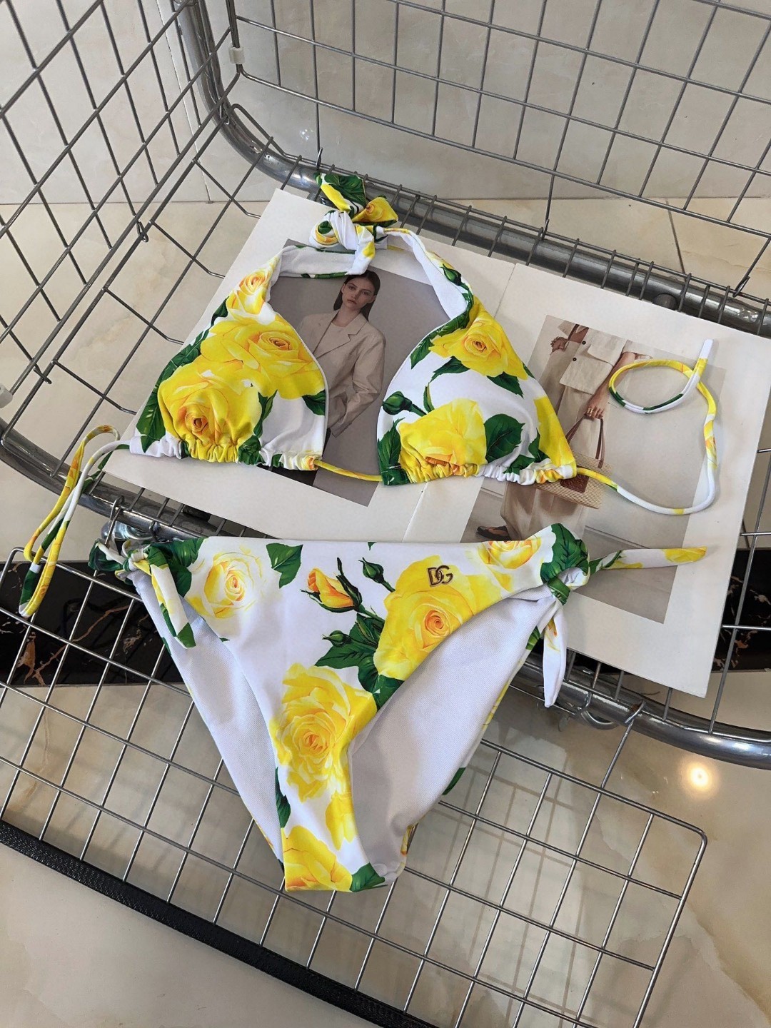 NO:291237,DG swimsuit, slim and beautiful on the upper body!  Wearing a very fashionable SML swimsuit, swimming trunk bikini, swimsuit, swimming trunk, bikini, swimsuits, bikinis19860909DG泳衣,上身显瘦而且好看！穿着很洋气SML泳衣泳裤比基尼,泳衣，泳裤，比基尼,swimsuits,bikinis,accessory