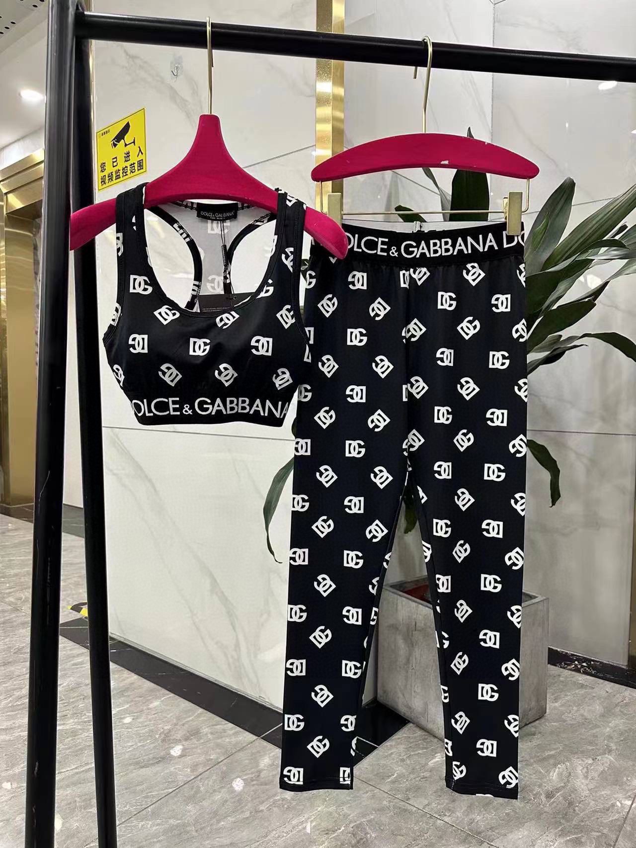 NO:291444,DG's new high elastic fitness short yoga suit sports suit~slim fit and lifting hips to make your legs S M L swimsuits and swimsuits bikini, swimsuits, swimsuits, bikinis, swimsuits, swimsuits, bikinis19860909DG新款高弹力健身短款瑜伽服运动套装~小背心修身提臀显瘦打底裤脚 S M L泳衣泳裤比基尼,泳衣，泳裤，比基尼,swimsuits,bikinis,accessory