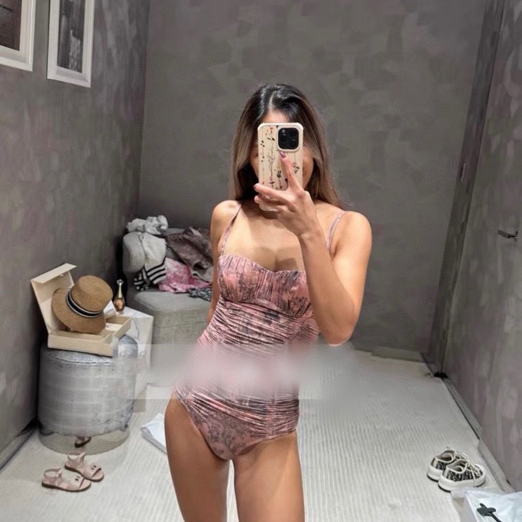 NO:291696,Dio* newest style D home jungle animal Juyi printed three-dimensional cup cover strapless one-piece swimsuit (with chest pad) casual and versatile top!  A must-have for a hot spring pool on the beach!  Swimsuits, swimsuits, swimsuits, swimsuits, bikinis, dior, dior, swimsuits, bikinis19860909Dio*新款 D家丛林动物茹伊印花立体杯罩抹胸式吊带连体泳衣（带胸垫）休闲百搭上衣！海边度假温泉游泳池必备！ 泳衣泳裤比基尼,泳衣，泳裤，比基尼,dior,dior,swimsuits,bikinis,accessory