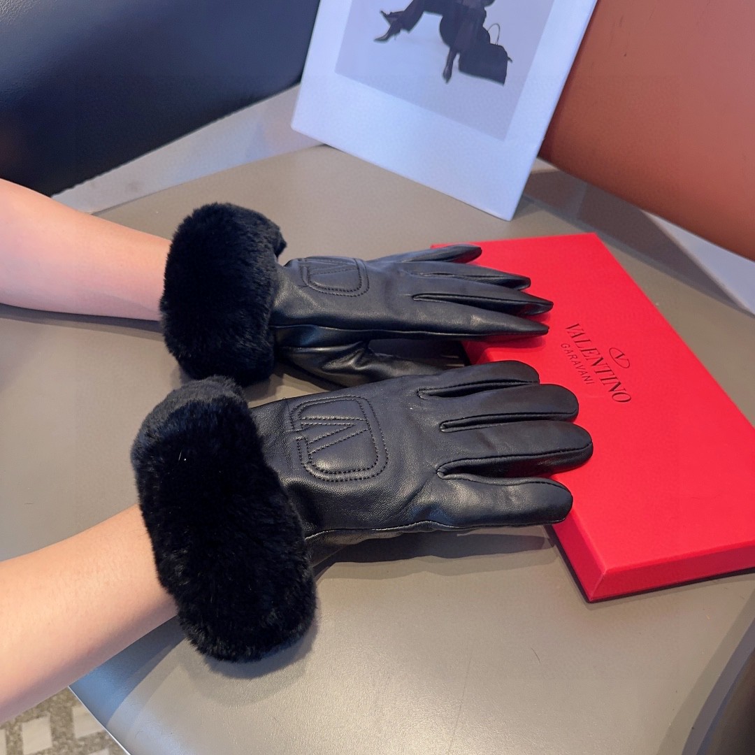 Cozy and Stylish Valentine’s Skin Gloves for Autumn and Winter Warmth