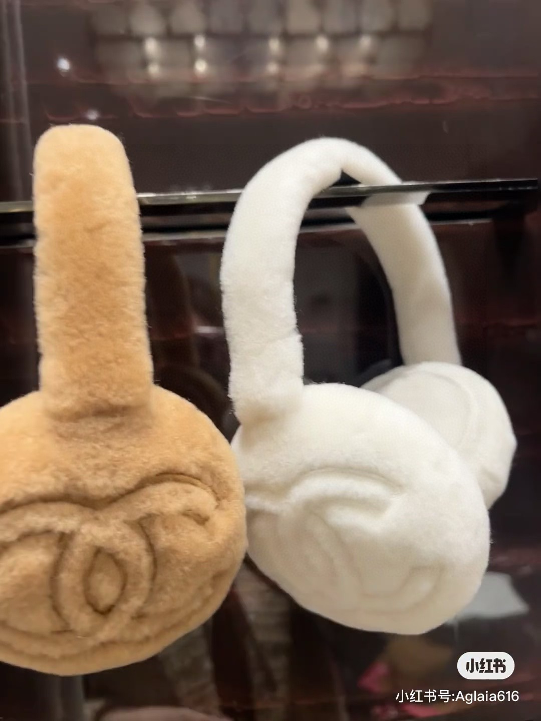 
💕人间白富美,网红明星同款😍
香奈儿刺绣耳罩，保暖☺️
滑雪日常凹造型简直太赞了
保暖打气物件
高颜值