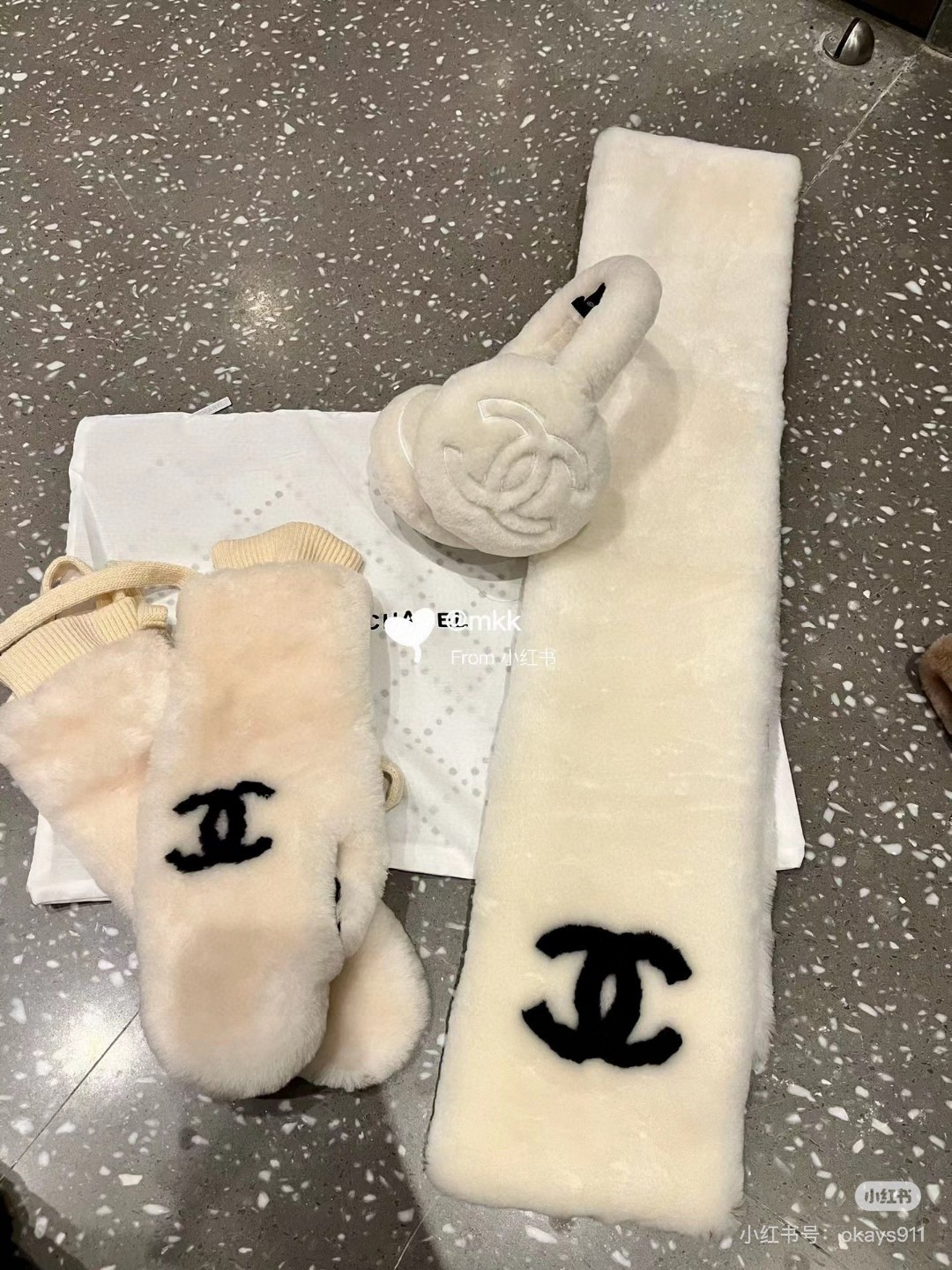 
💕人间白富美,网红明星同款😍
香奈儿刺绣耳罩，保暖☺️
滑雪日常凹造型简直太赞了
保暖打气物件
高颜值