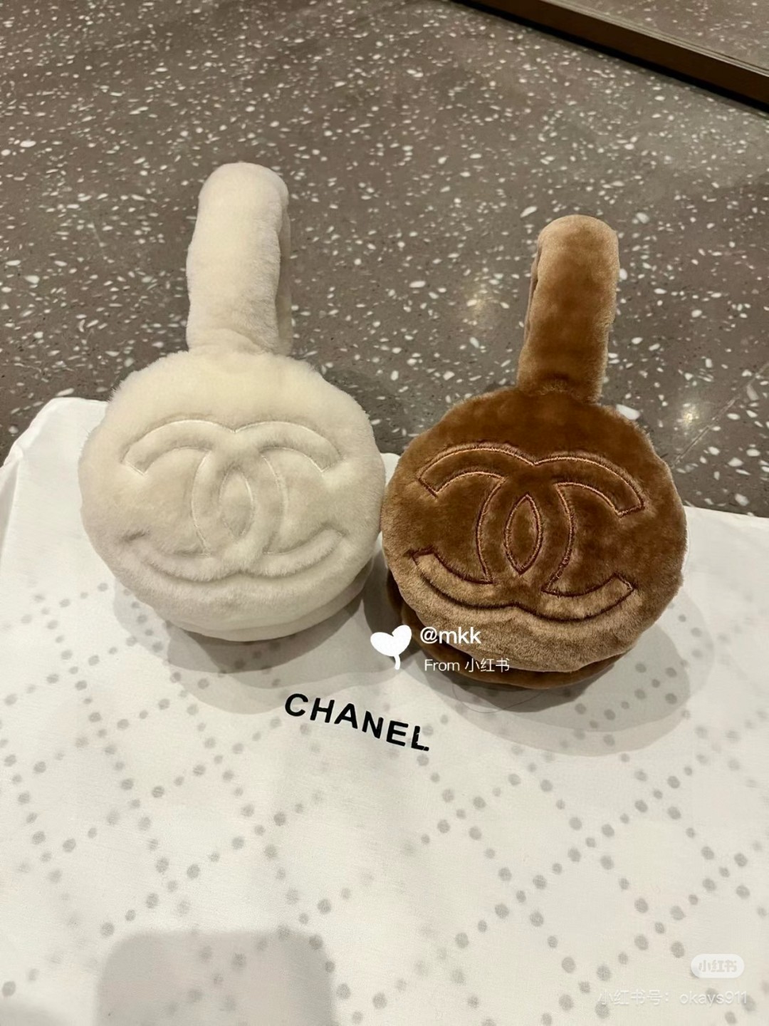 
💕人间白富美,网红明星同款😍
香奈儿刺绣耳罩，保暖☺️
滑雪日常凹造型简直太赞了
保暖打气物件
高颜值