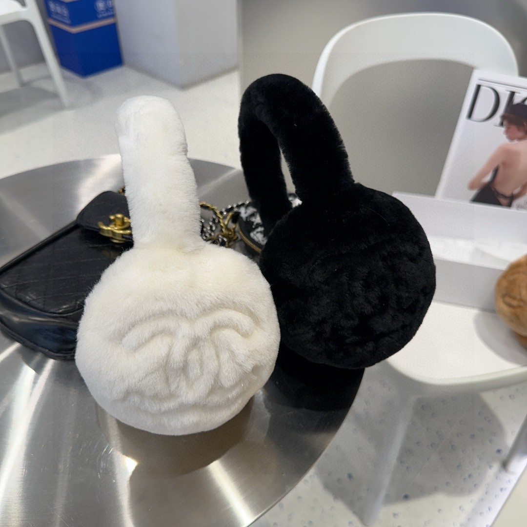 
💕人间白富美,网红明星同款😍
香奈儿刺绣耳罩，保暖☺️
滑雪日常凹造型简直太赞了
保暖打气物件
高颜值