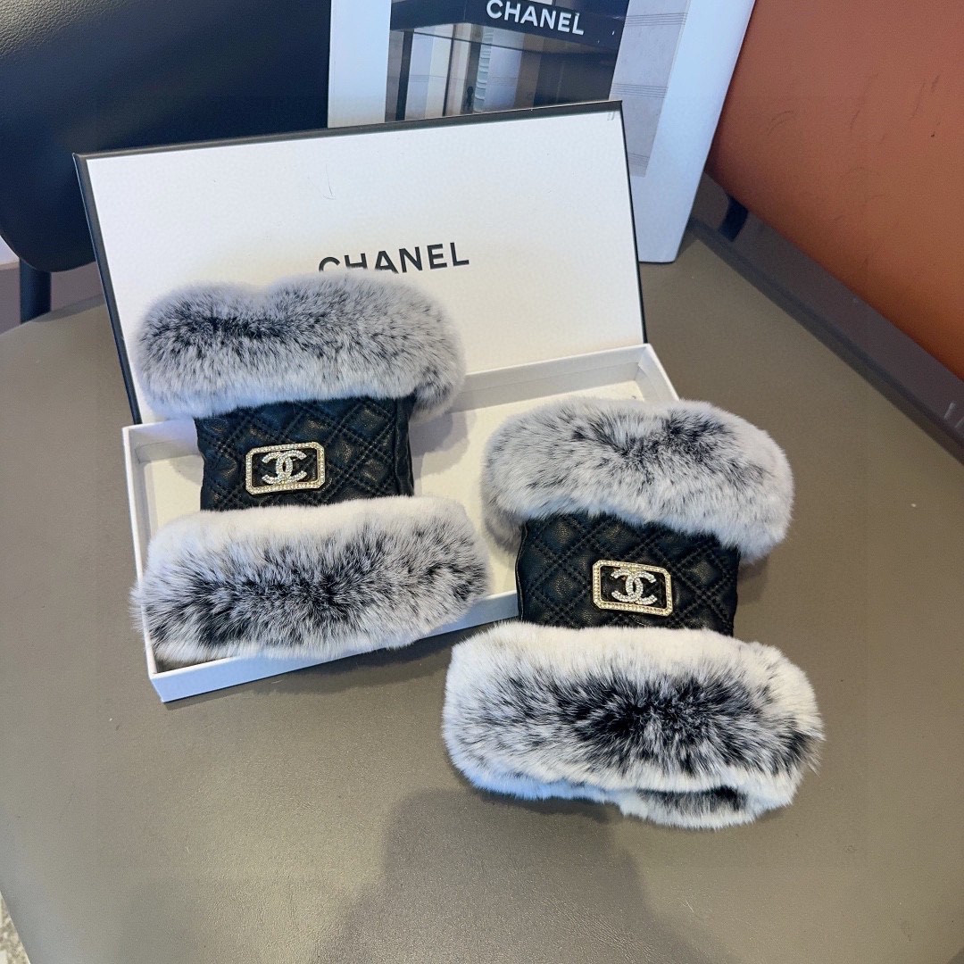 
香奈儿秋冬短款懒兔毛手套👍值得对比🔥🔥同款不同品质，秒杀市场差产品，进口一级羊皮➕懒兔毛内里加绒 🙌经