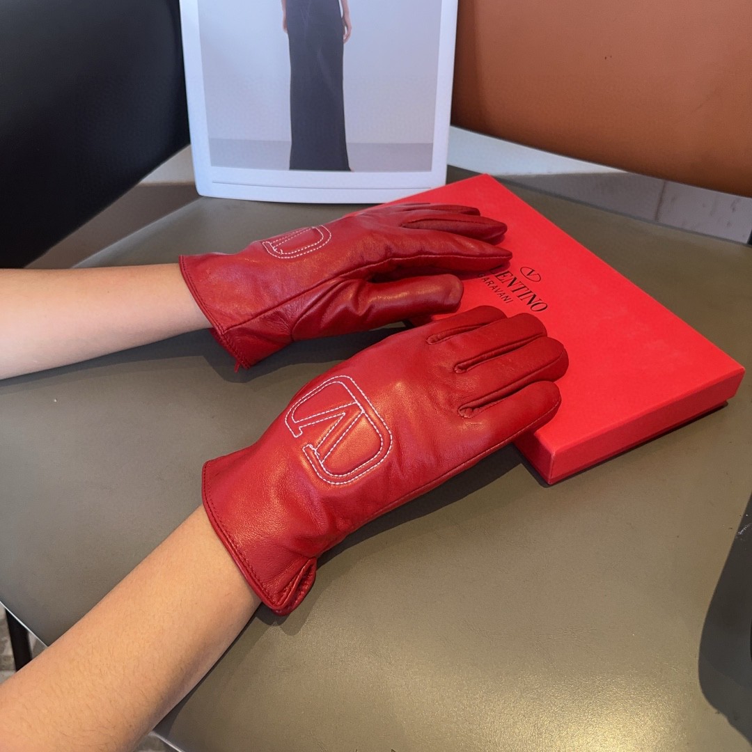 Fashionable Valentino Women’s Sheepskin Gloves for Cozy Winter Warmth - 图片 1