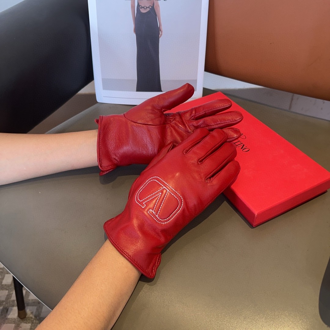 Fashionable Valentino Women’s Sheepskin Gloves for Cozy Winter Warmth - 图片 2