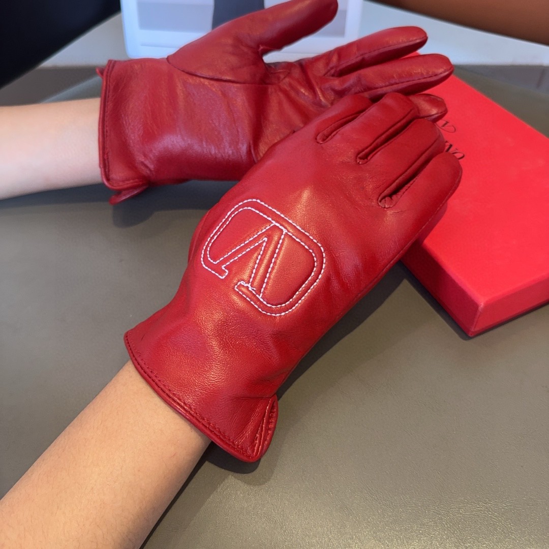 Fashionable Valentino Women’s Sheepskin Gloves for Cozy Winter Warmth - 图片 3