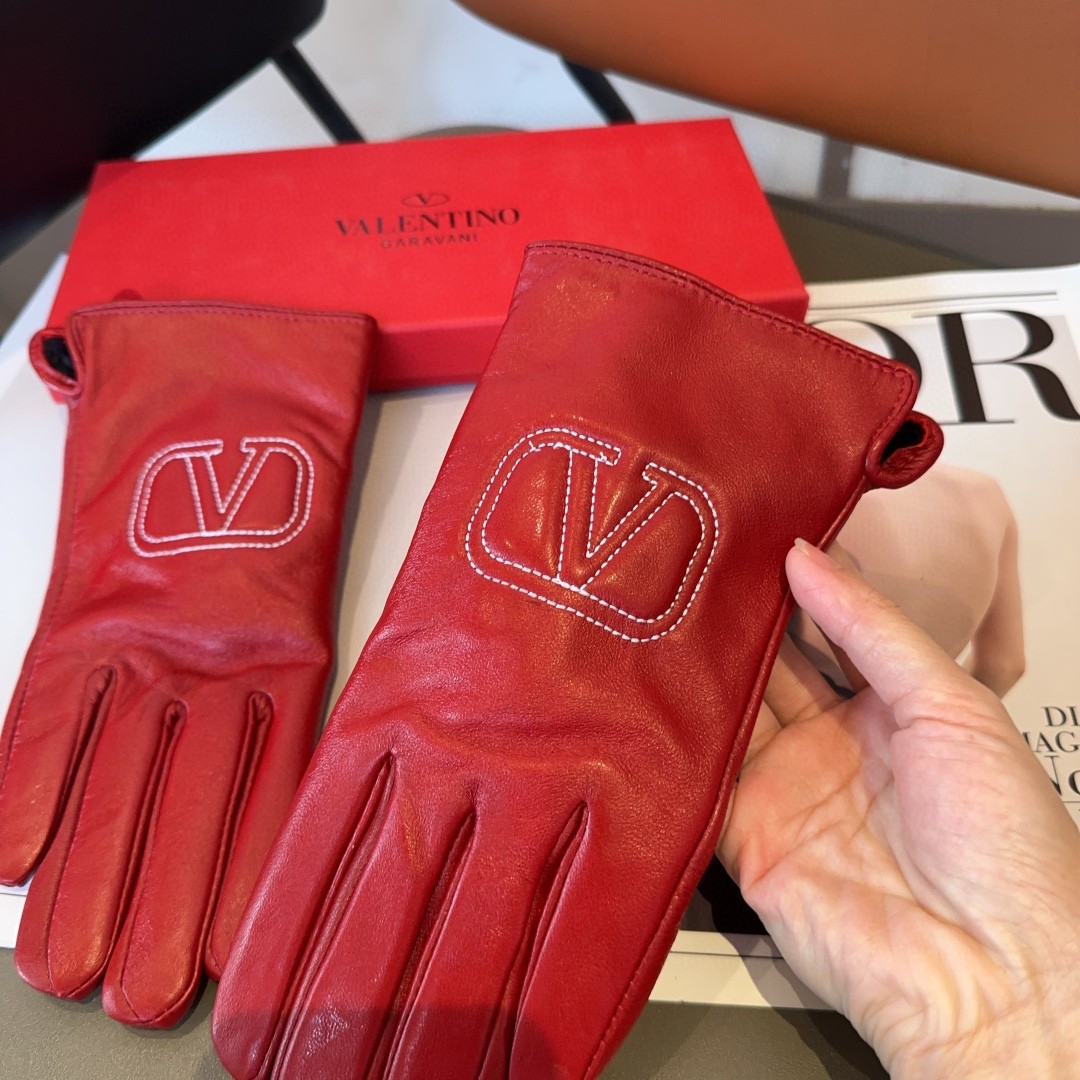 Fashionable Valentino Women’s Sheepskin Gloves for Cozy Winter Warmth - 图片 7