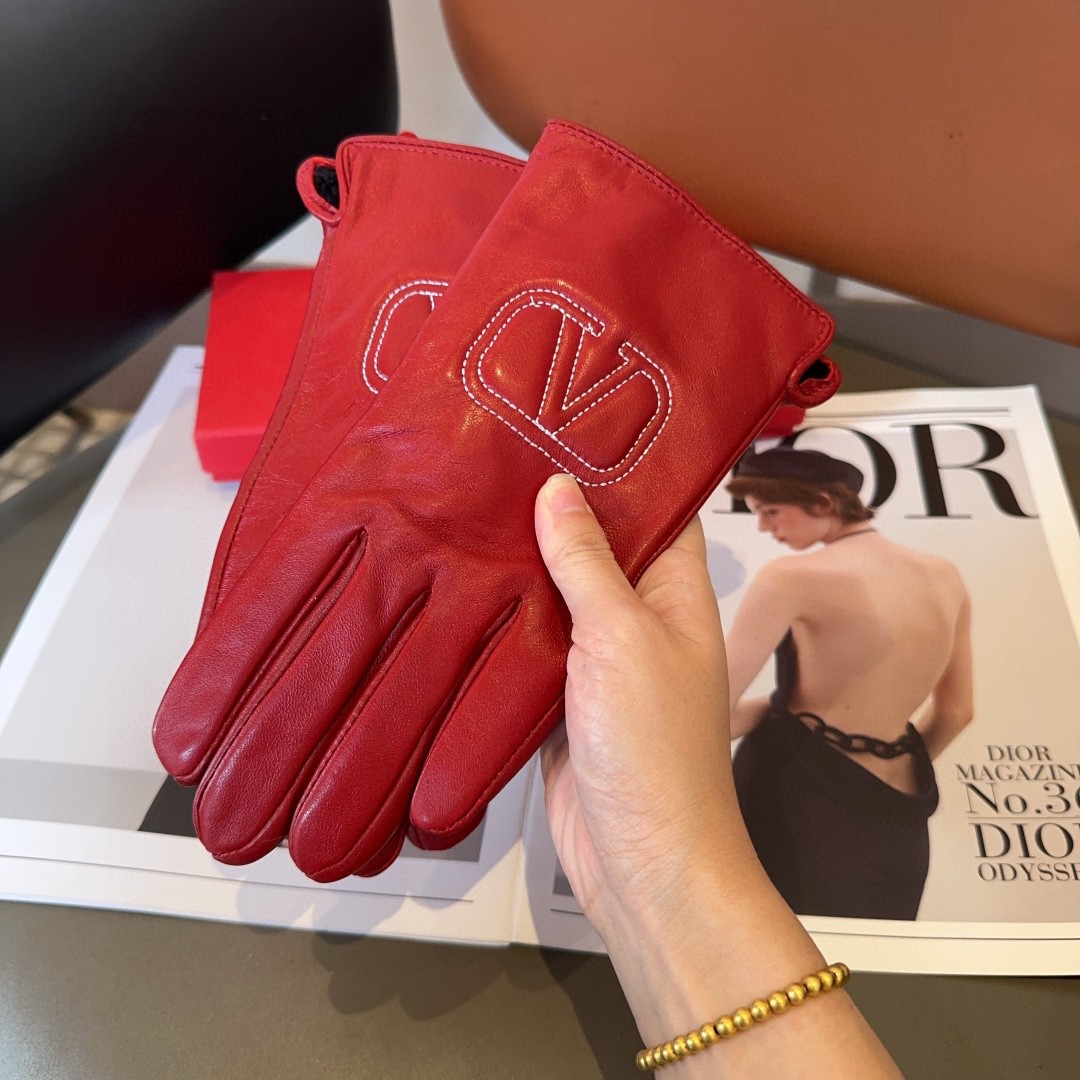 Fashionable Valentino Women’s Sheepskin Gloves for Cozy Winter Warmth - 图片 9