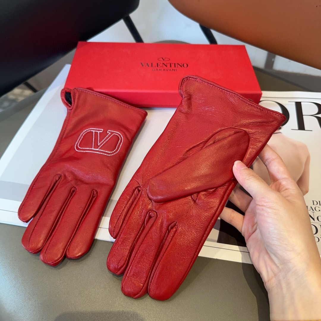 Fashionable Valentino Women’s Sheepskin Gloves for Cozy Winter Warmth - 图片 8