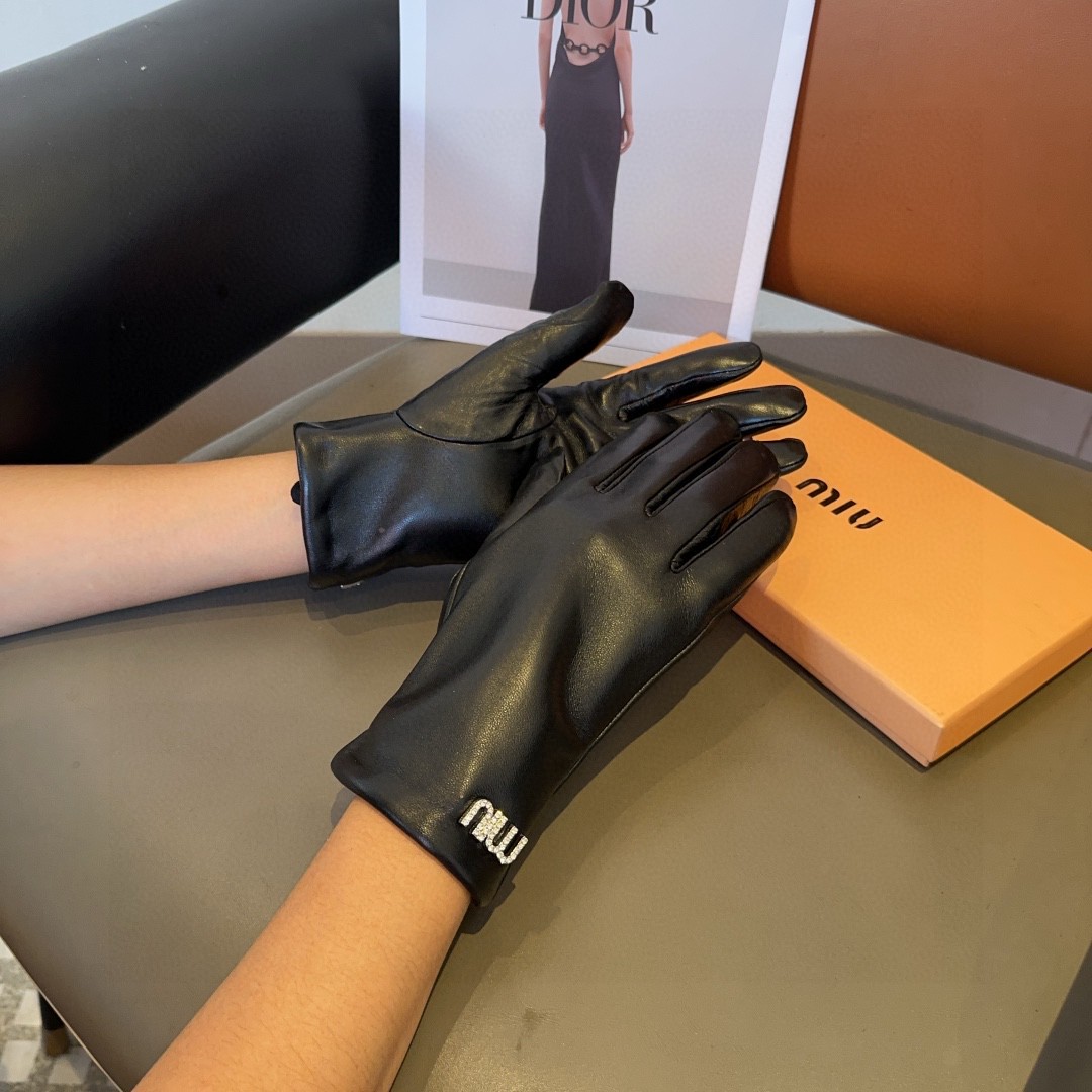 Stylish Miu Miu Gloves: Classic, Cozy, and Warm for Autumn/Winter Fashion - 图片 2