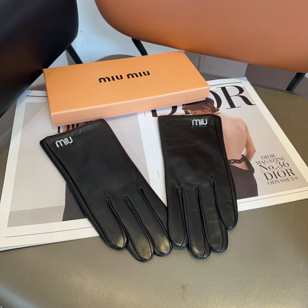 Stylish Miu Miu Gloves: Classic, Cozy, and Warm for Autumn/Winter Fashion - 图片 3
