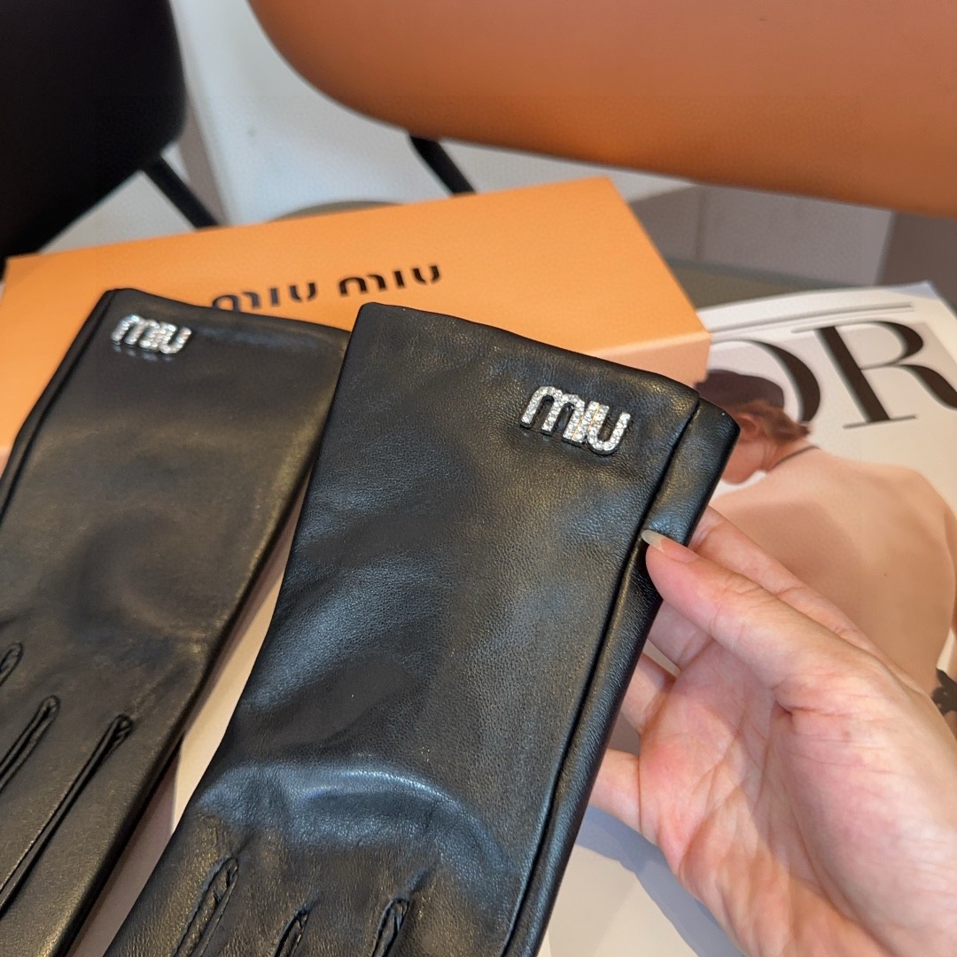 Stylish Miu Miu Gloves: Classic, Cozy, and Warm for Autumn/Winter Fashion - 图片 6