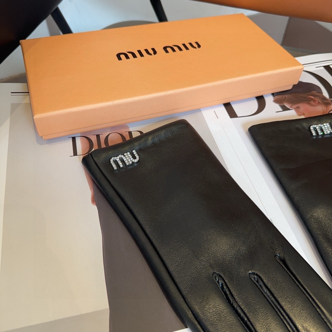 Stylish Miu Miu Gloves: Classic, Cozy, and Warm for Autumn/Winter Fashion - 图片 8