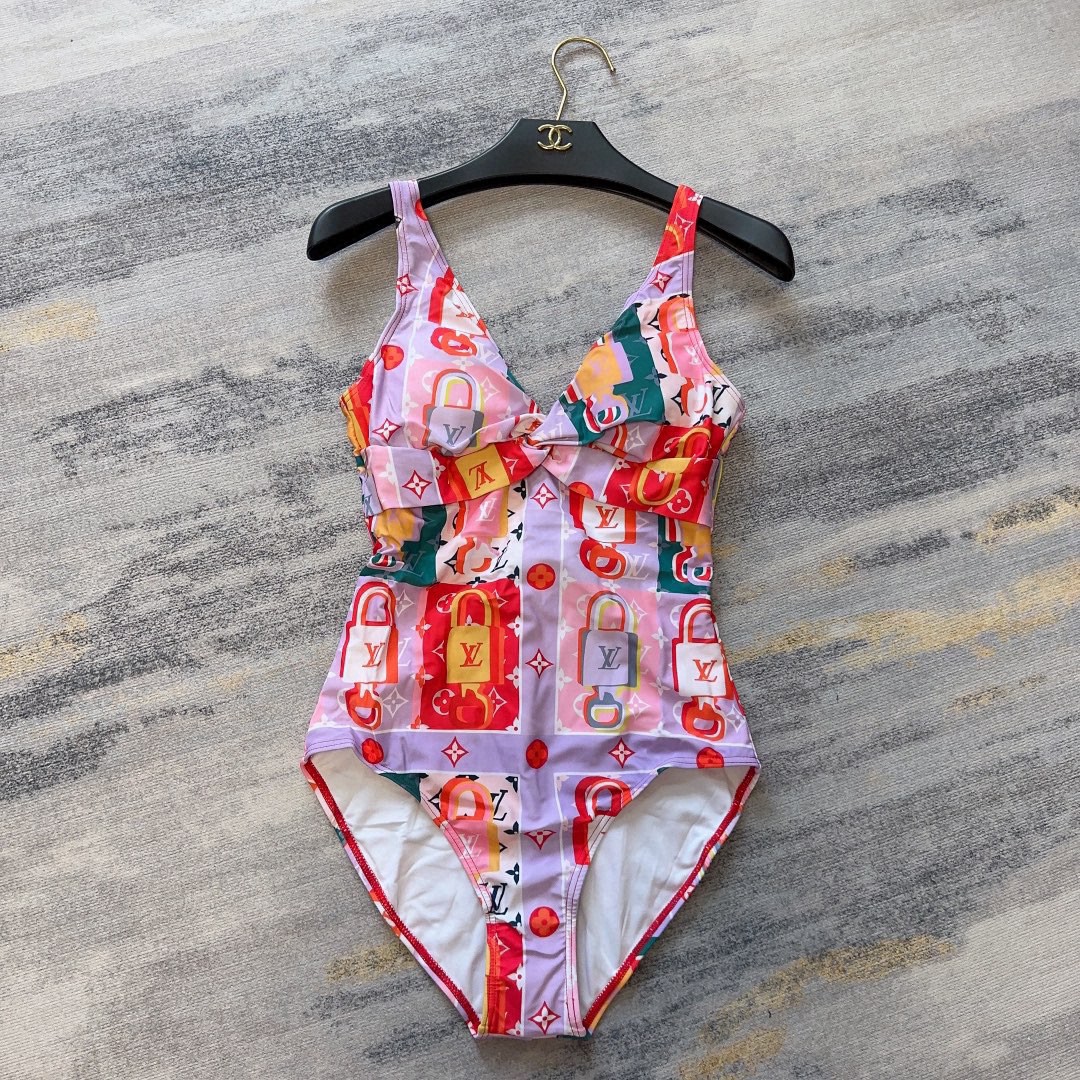 NO:302640,Lv deep V swimsuit, a must-have for fashionable trendy people!  The real thing is super good!  It's great to take photos on the beach!  SML swimsuits, swimsuits, swimsuits, bikini, louis vuitton, swimsuits, bikinis19860909Lv深V泳衣,时尚潮人必备！实物超级好看！海边度假拍照超级好！SML泳衣泳裤比基尼,泳衣，泳裤，比基尼,louis vuitton,swimsuits,bikinis,accessory