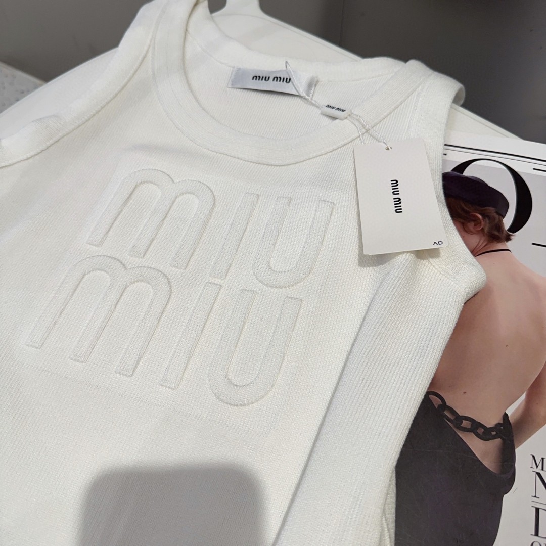 
miumiu背心，搭外套单穿超🔥爆
均码