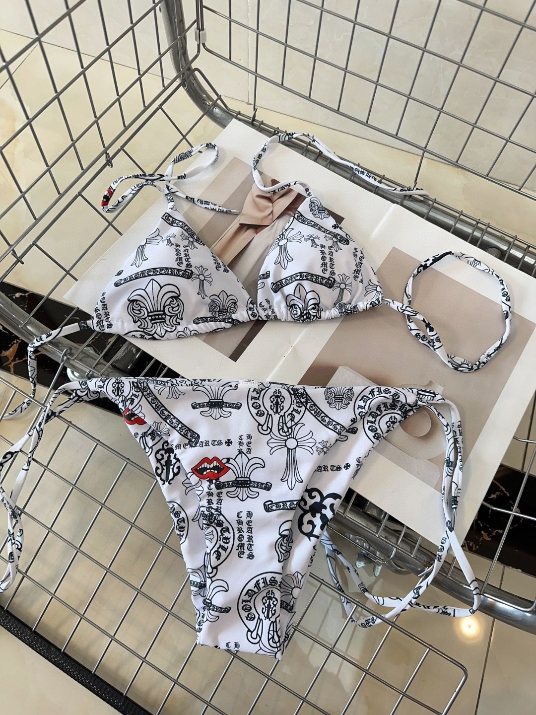 NO:303896,Croxin swimsuit, the real thing is super beautiful, and the upper body looks super white!  The fabric is very comfortable and must-have for vacation!  SML swimsuits, swimsuits, swimsuits, bikini, chrome hearts, swimsuits, bikinis19860909克罗心泳衣,实物超级好看,上身超级显白！面料很舒服,度假必备！SML泳衣泳裤比基尼,泳衣，泳裤，比基尼,chrome hearts,swimsuits,bikinis,accessory